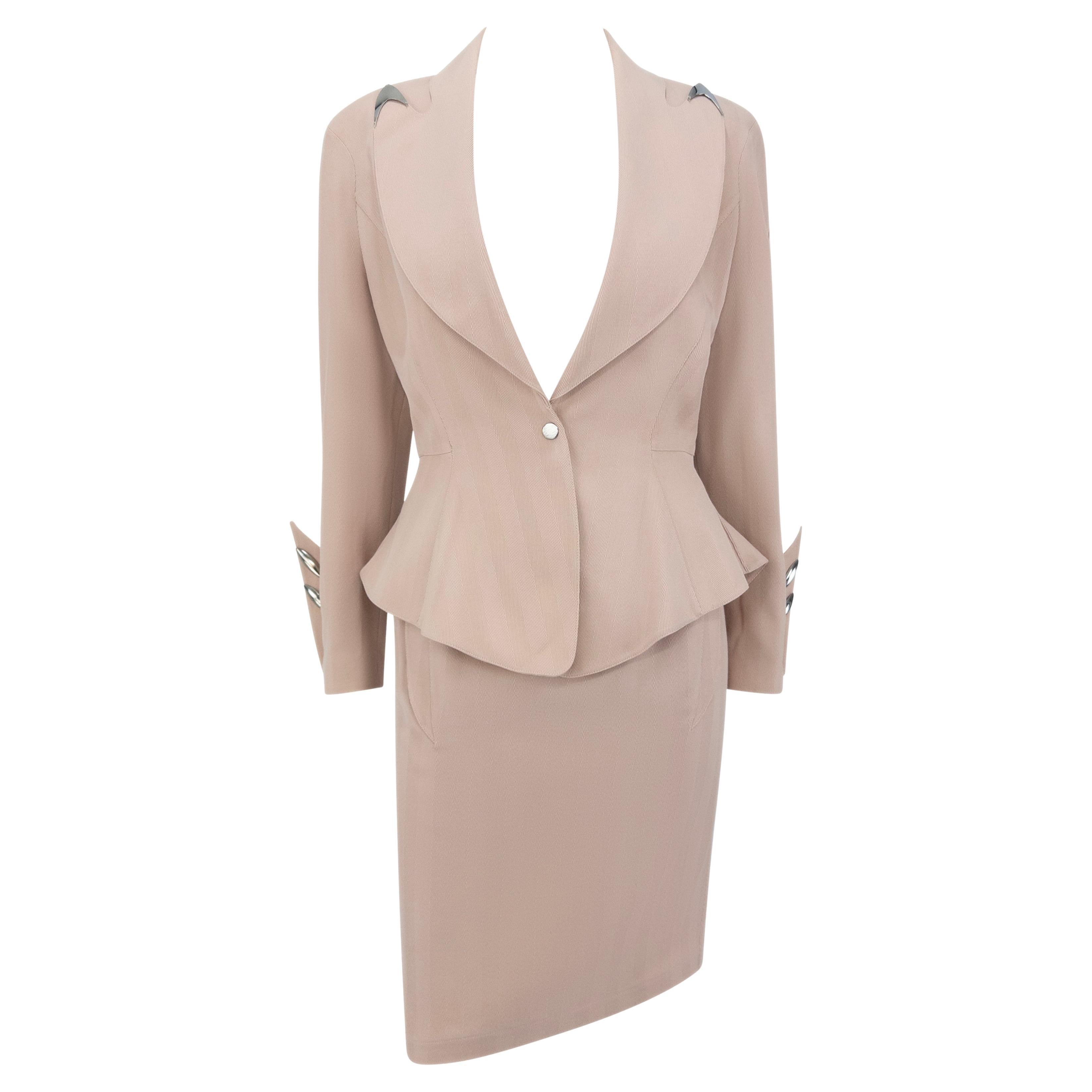 Autunno/Inverno 1989 Thierry Mugler "Hiver Buick" Completo con gonna in metallo borchiato color cipria ¬†¬†FR40