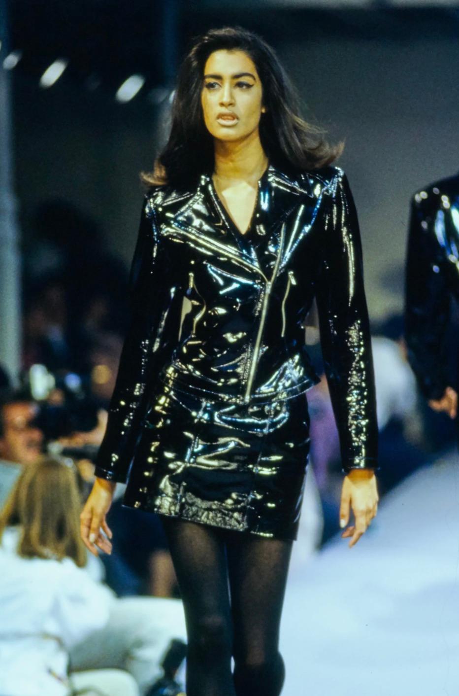 Diese Moto-Jacke von Azzedine Alaïa aus der Herbst/Winter-Kollektion 1990 ist aus schwarzem Leder gefertigt, das mit einer Prägung versehen ist, die die Textur von geschliffenem Rochenleder imitiert. Sie hat eine scharf geschnittene Silhouette und