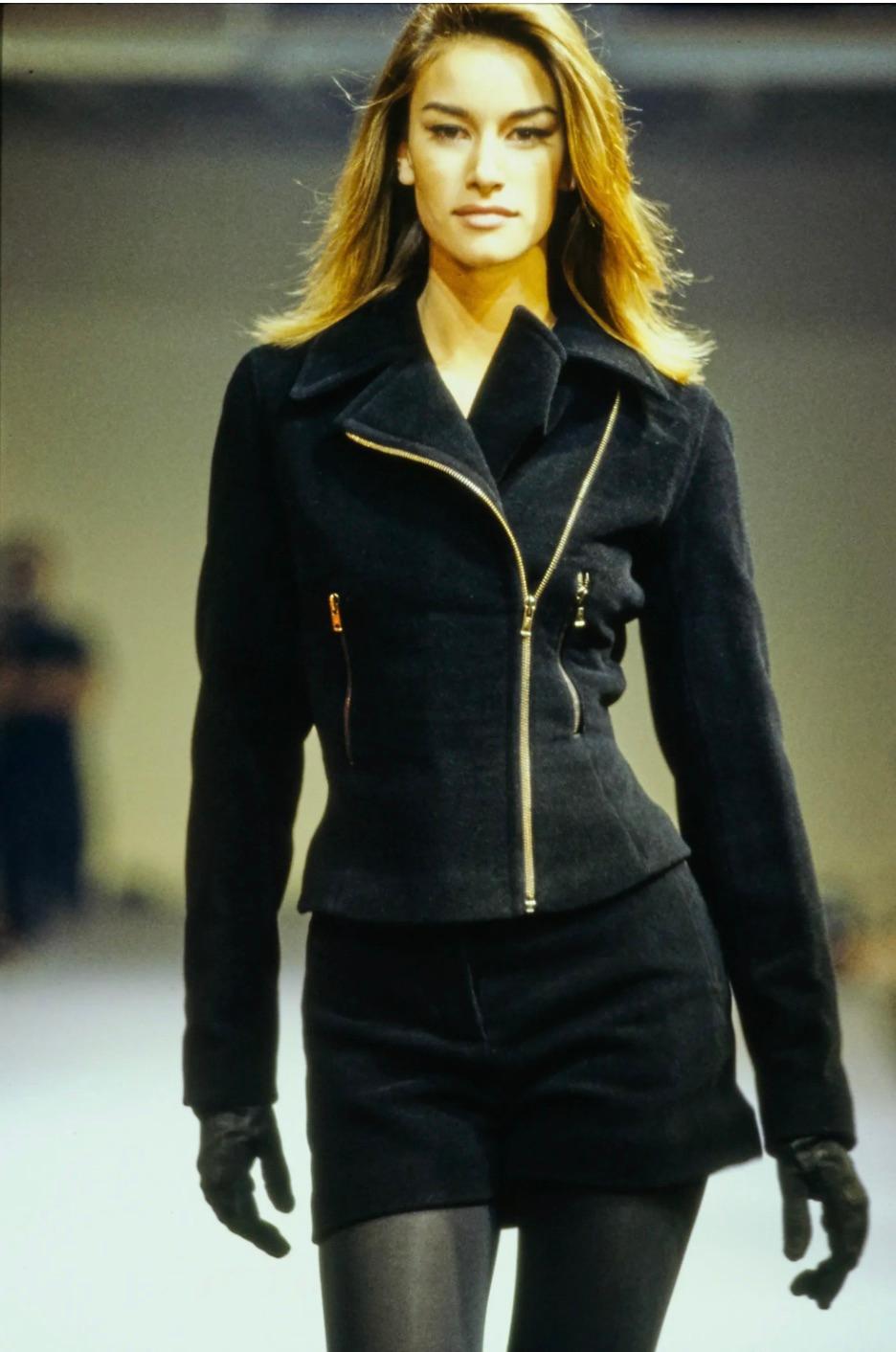 F/W 1990 Azzedine Alaïa Schwarze Leder-Motorradjacke mit Shagreen-Prägung Damen im Angebot