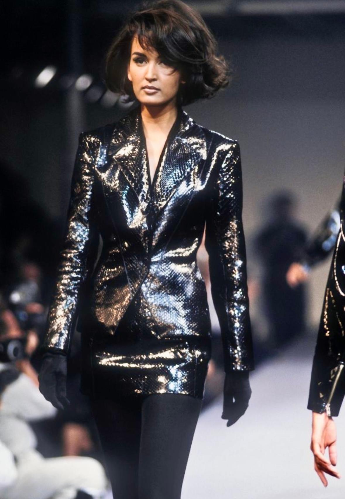 A/I 1990 Azzedine Alaïa - Minigonna nera lucida con lacci in vera pelle di pitone In condizioni ottime a West Hollywood, CA