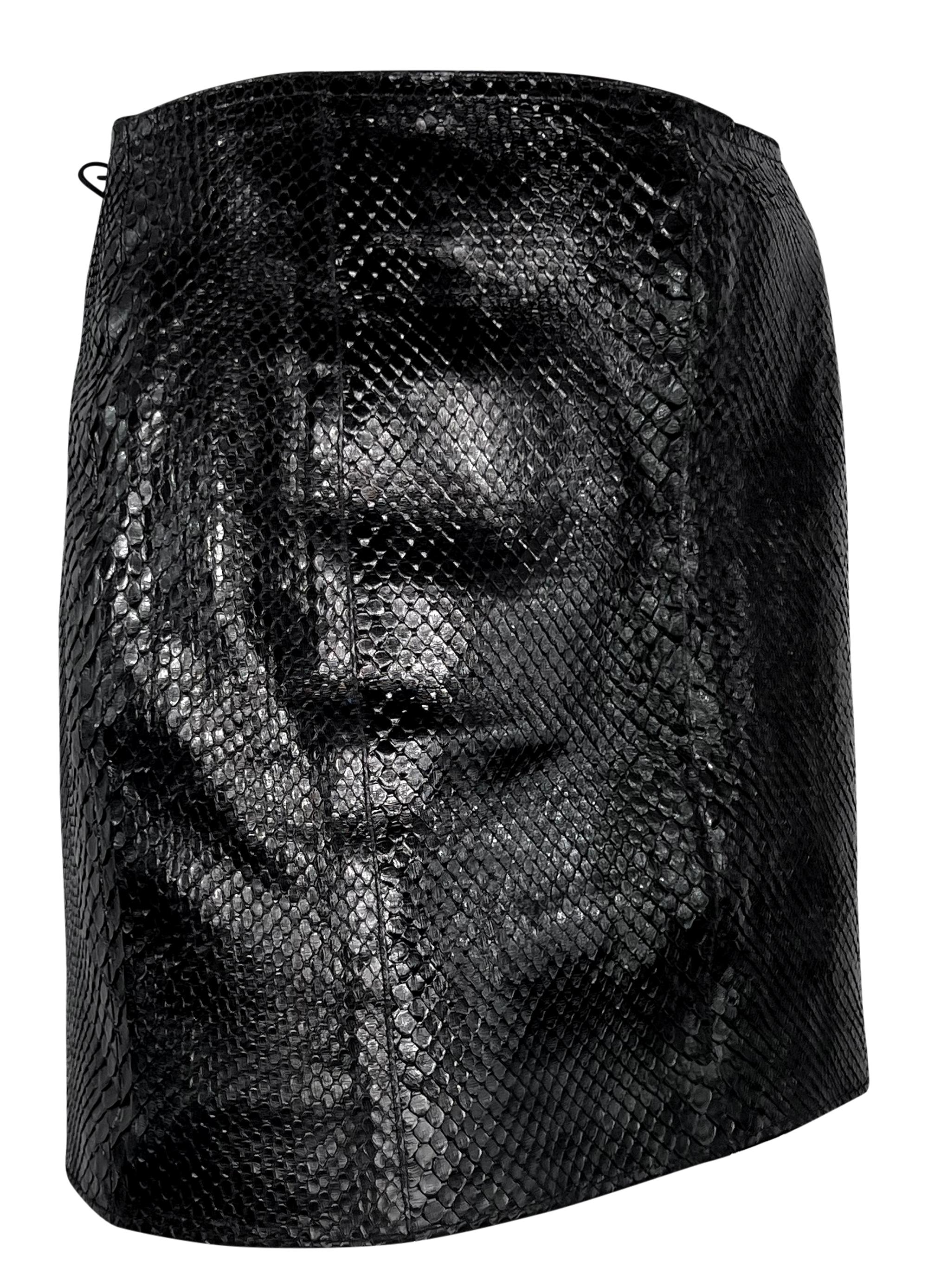A/I 1990 Azzedine Alaïa - Minigonna nera lucida con lacci in vera pelle di pitone 1