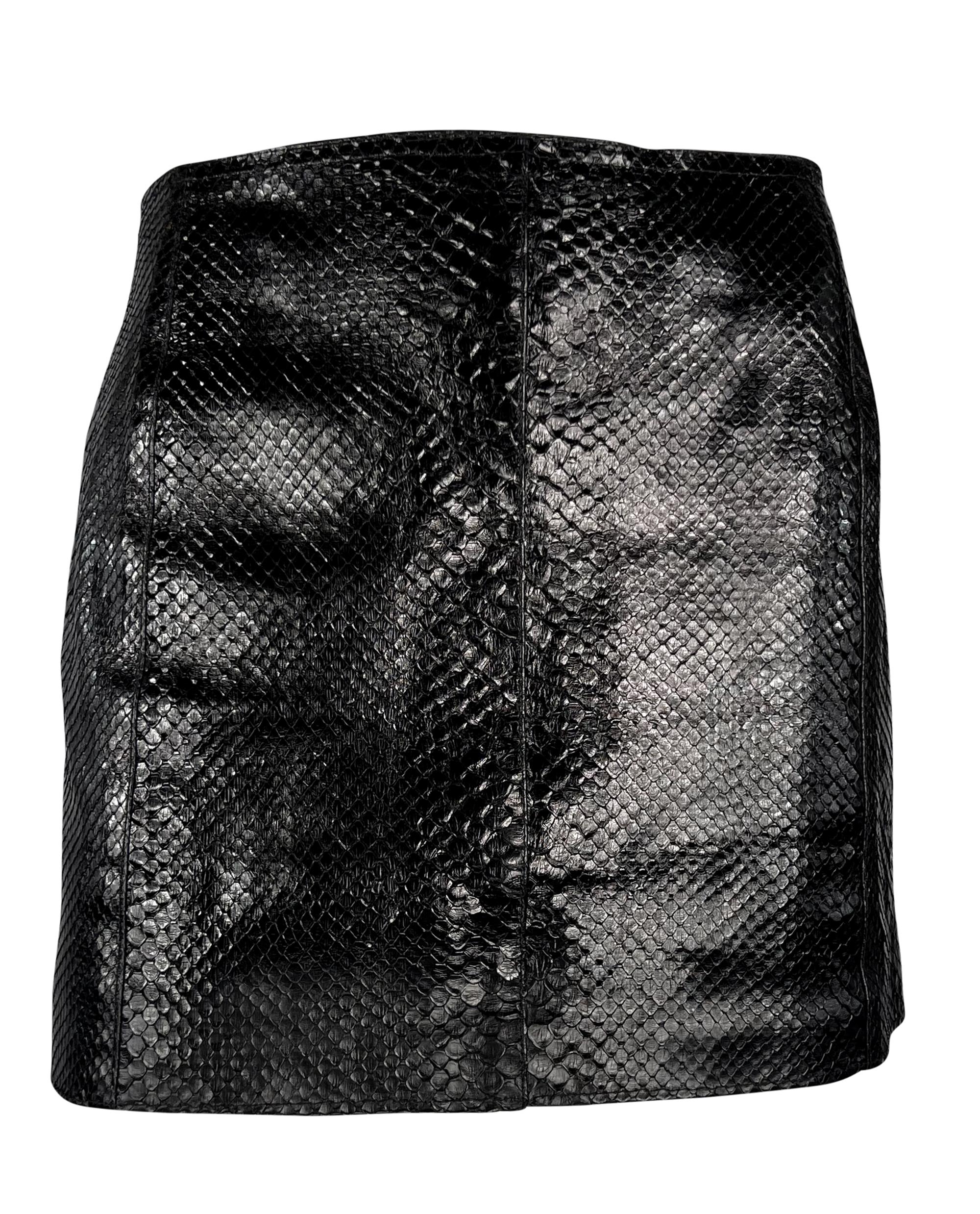 A/I 1990 Azzedine Alaïa - Minigonna nera lucida con lacci in vera pelle di pitone 2