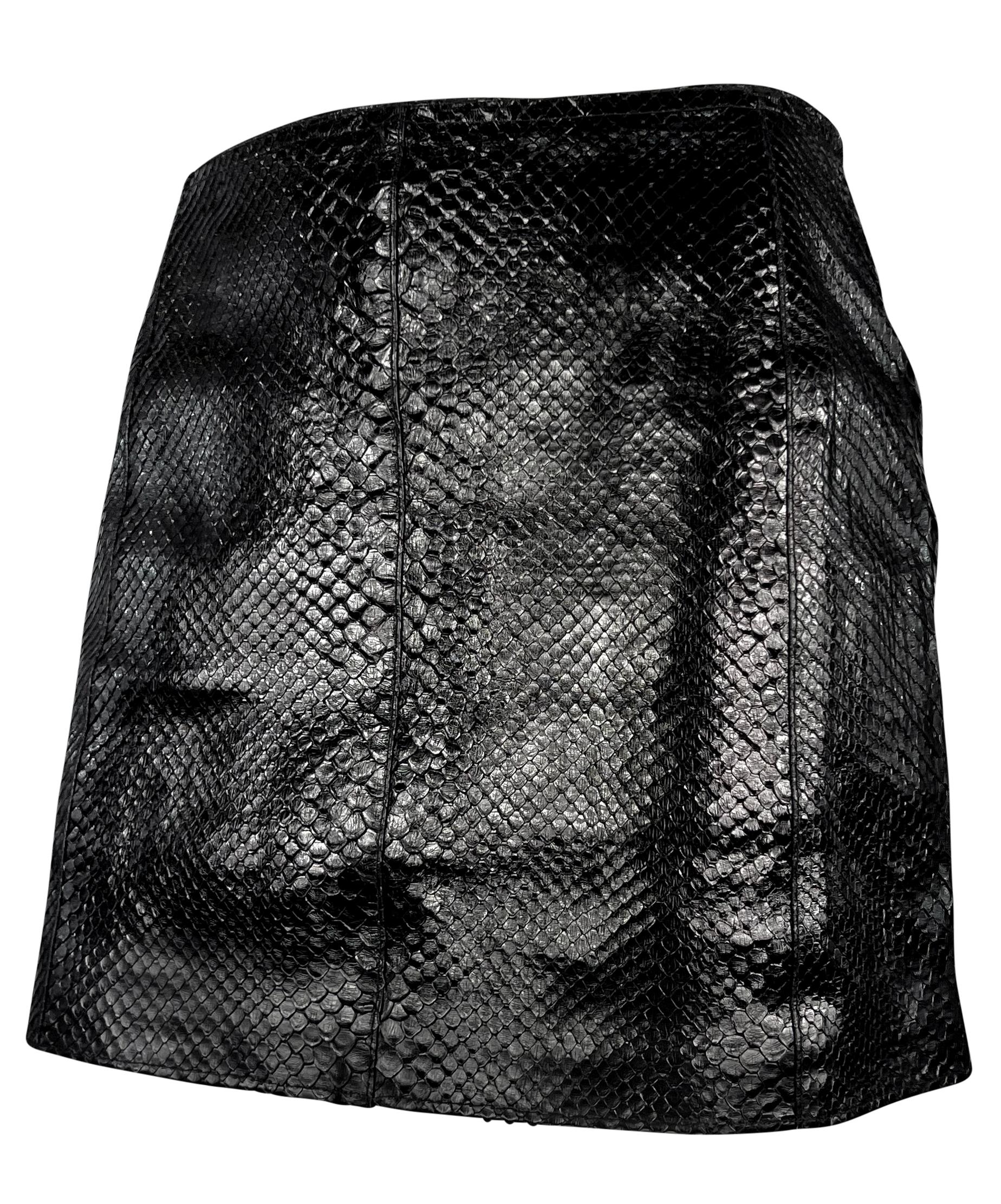 A/I 1990 Azzedine Alaïa - Minigonna nera lucida con lacci in vera pelle di pitone 3