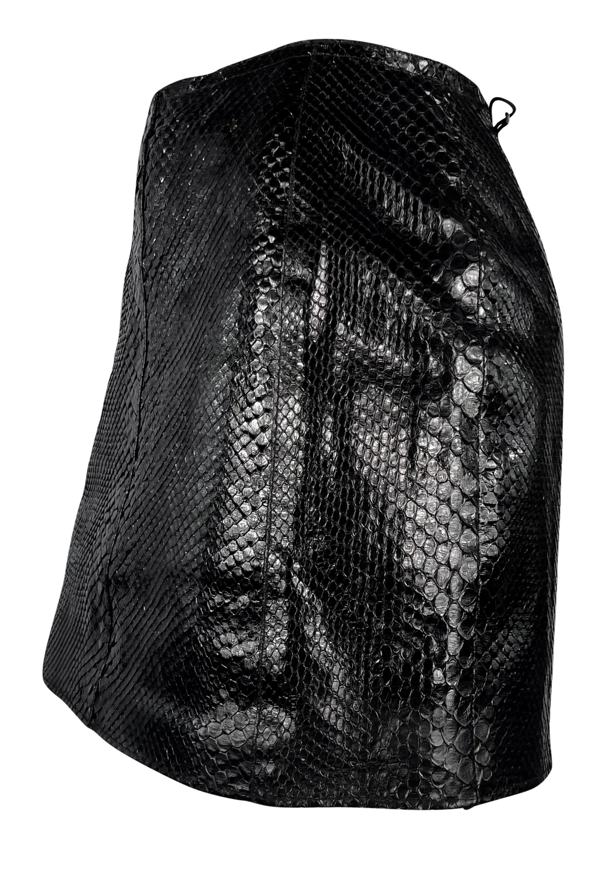 A/I 1990 Azzedine Alaïa - Minigonna nera lucida con lacci in vera pelle di pitone 4