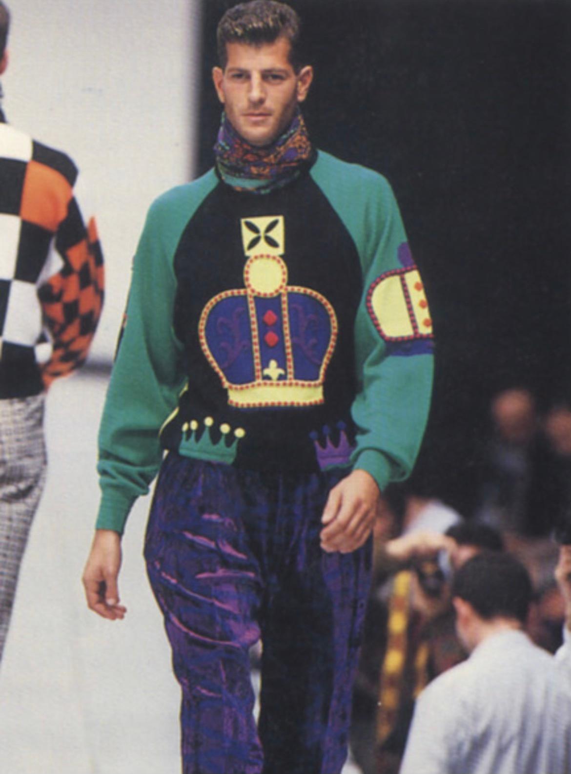 TheRealList présente : un fabuleux pull multicolore Gianni Versace, créé par Gianni Versace. Un pull similaire, issu de la collection homme automne/hiver 1990, a fait ses débuts sur les podiums de la saison. Ce pull est recouvert d'un motif en forme