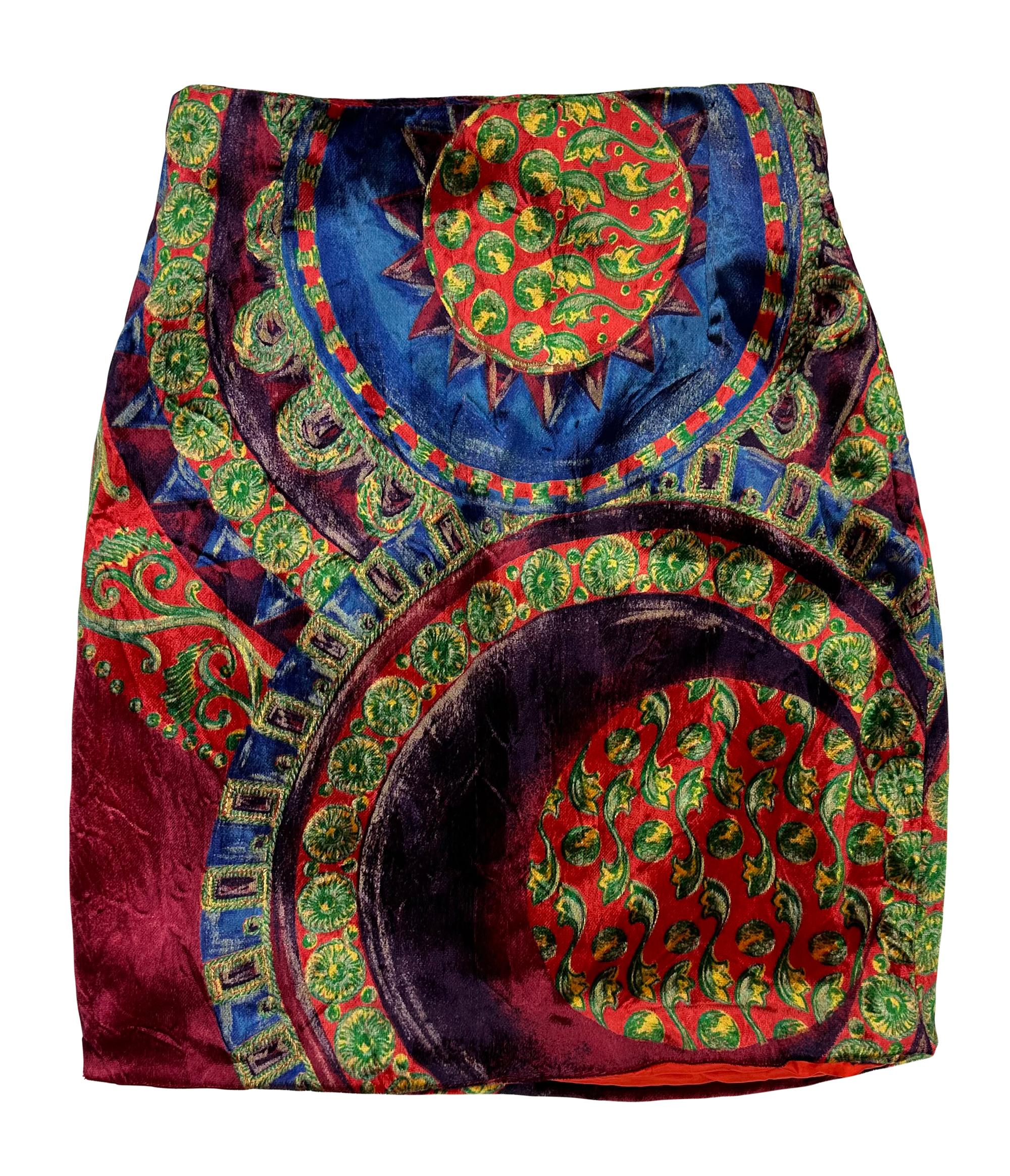F/W 1990 Gianni Versace Falda lápiz de terciopelo con estampado multicolor en Excelente estado para la venta en West Hollywood, CA