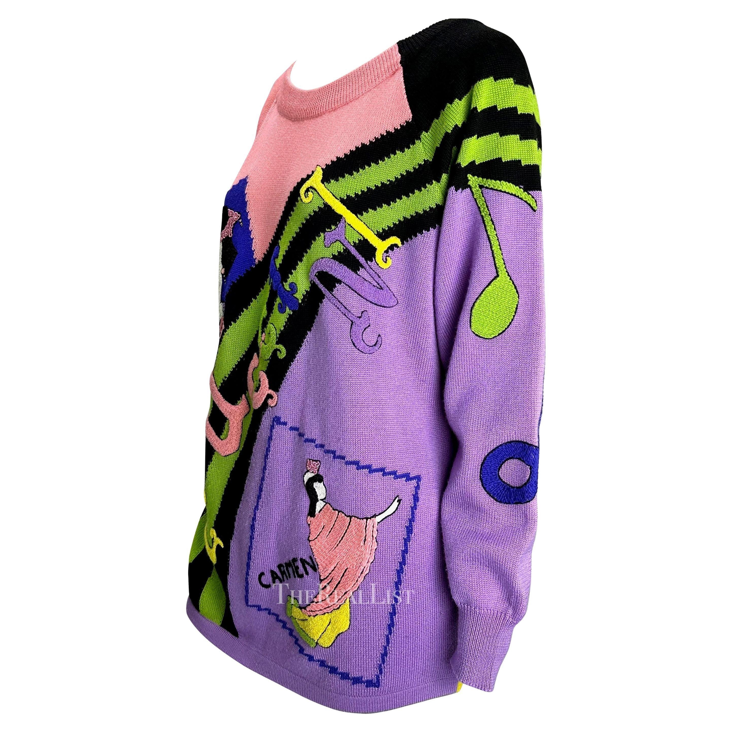 Voici un fabuleux pull multicolore à motif d'opéra Puccini, conçu par Gianni Versace. Plongez dans le monde enchanteur de la collection Automne/Hiver 1990 avec ce pull aux couleurs captivantes. Orné d'un fascinant design sur le thème de l'opéra, il