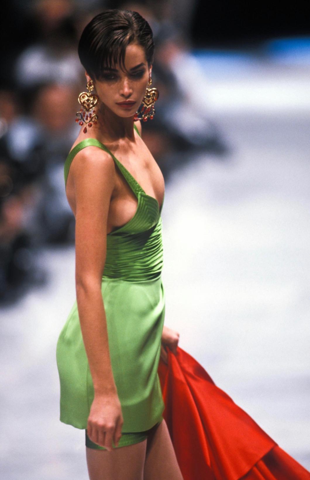 F/W 1990 Gianni Versace Runway Mini robe enveloppante froncée en satin violet Pour femmes en vente