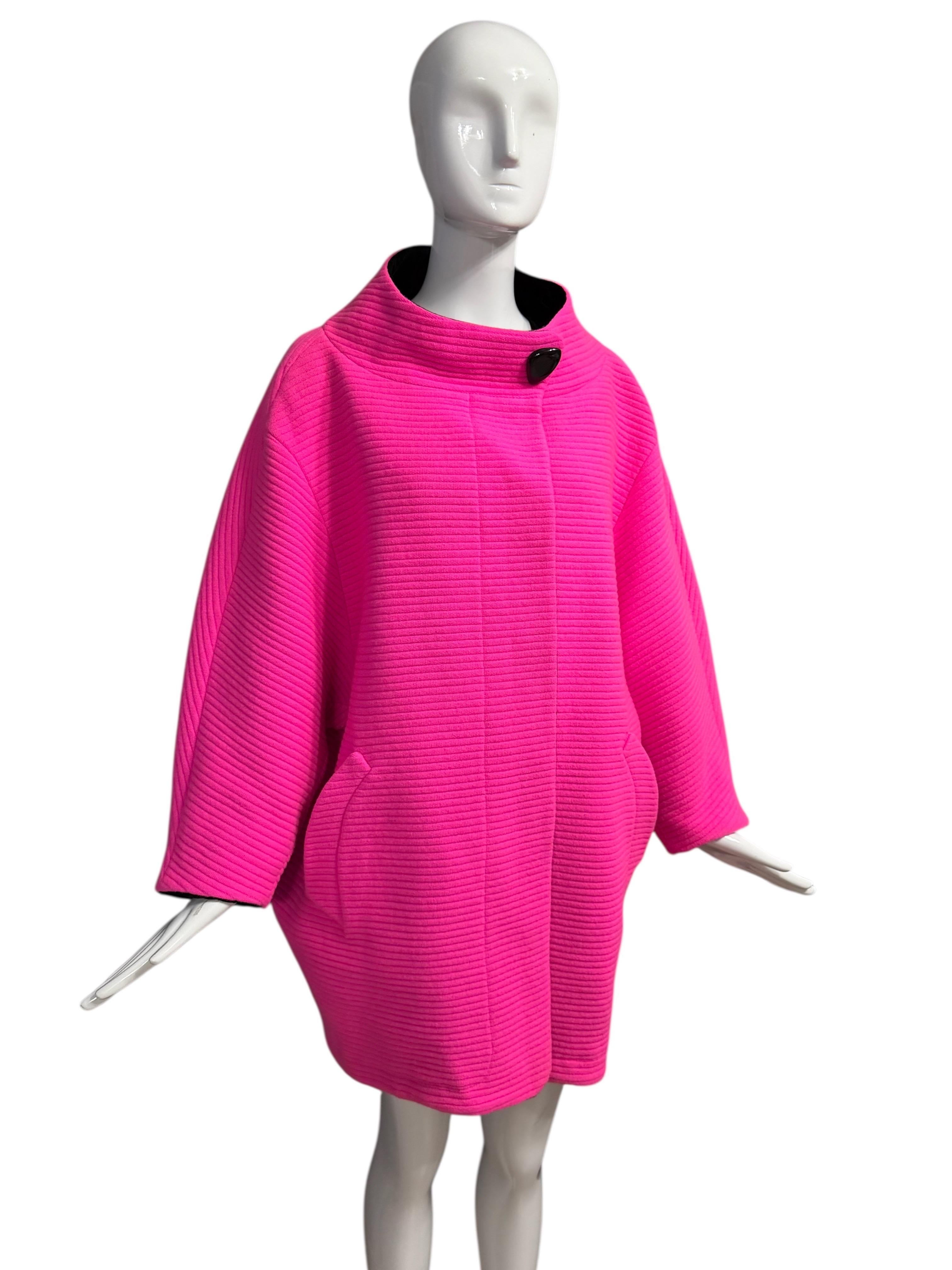 A/I 1990 Thierry Mugler, cappotto futuristico rosa fucsia in stile Coates in vendita 1