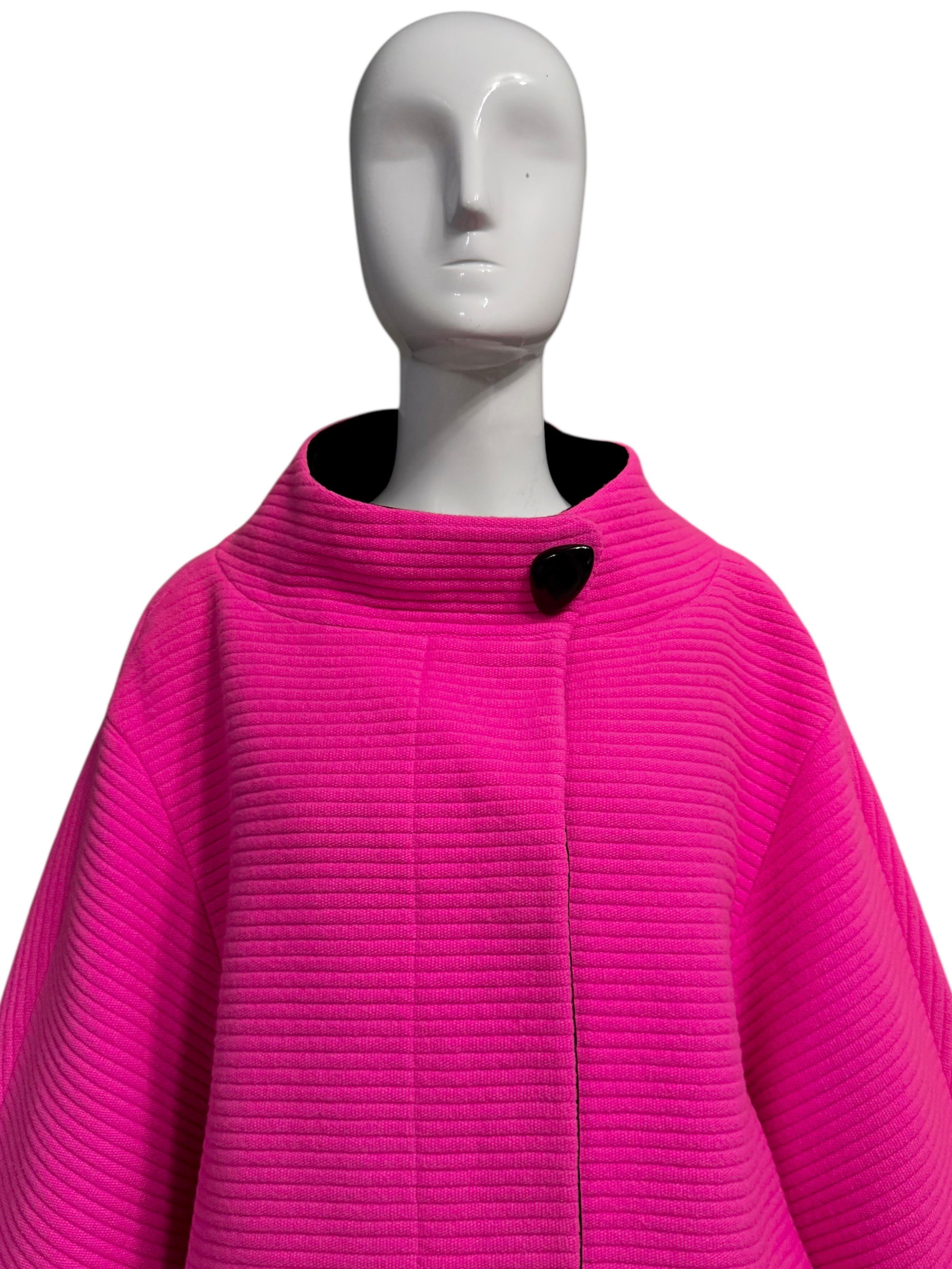 A/I 1990 Thierry Mugler, cappotto futuristico rosa fucsia in stile Coates in vendita 3