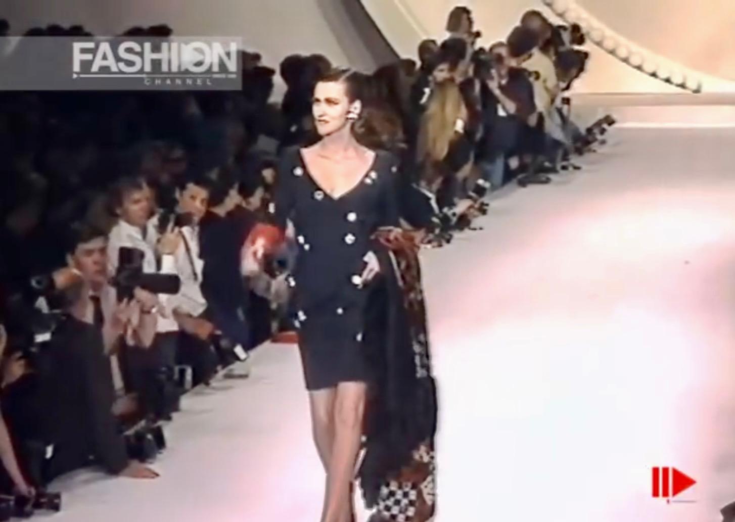 Nous vous présentons un tailleur jupe de la boutique Christian Dior inspiré du chic de LAS, conçu par Gianfranco Ferré. Issu de la collection automne-hiver 1991, ce look a été présenté pour la première fois en tant que look numéro 63 sur le podium