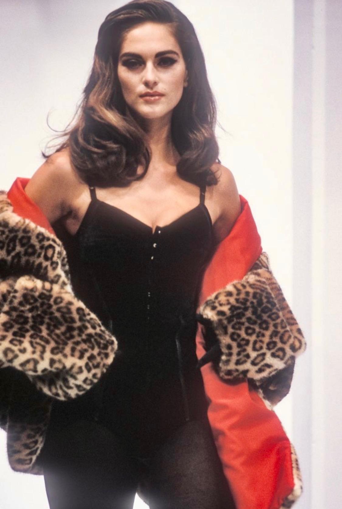 F/W 1991 Dolce & Gabbana Laufsteg Leopard Print Kunstpelz Roter Schal Übergroßer Mantel Damen im Angebot