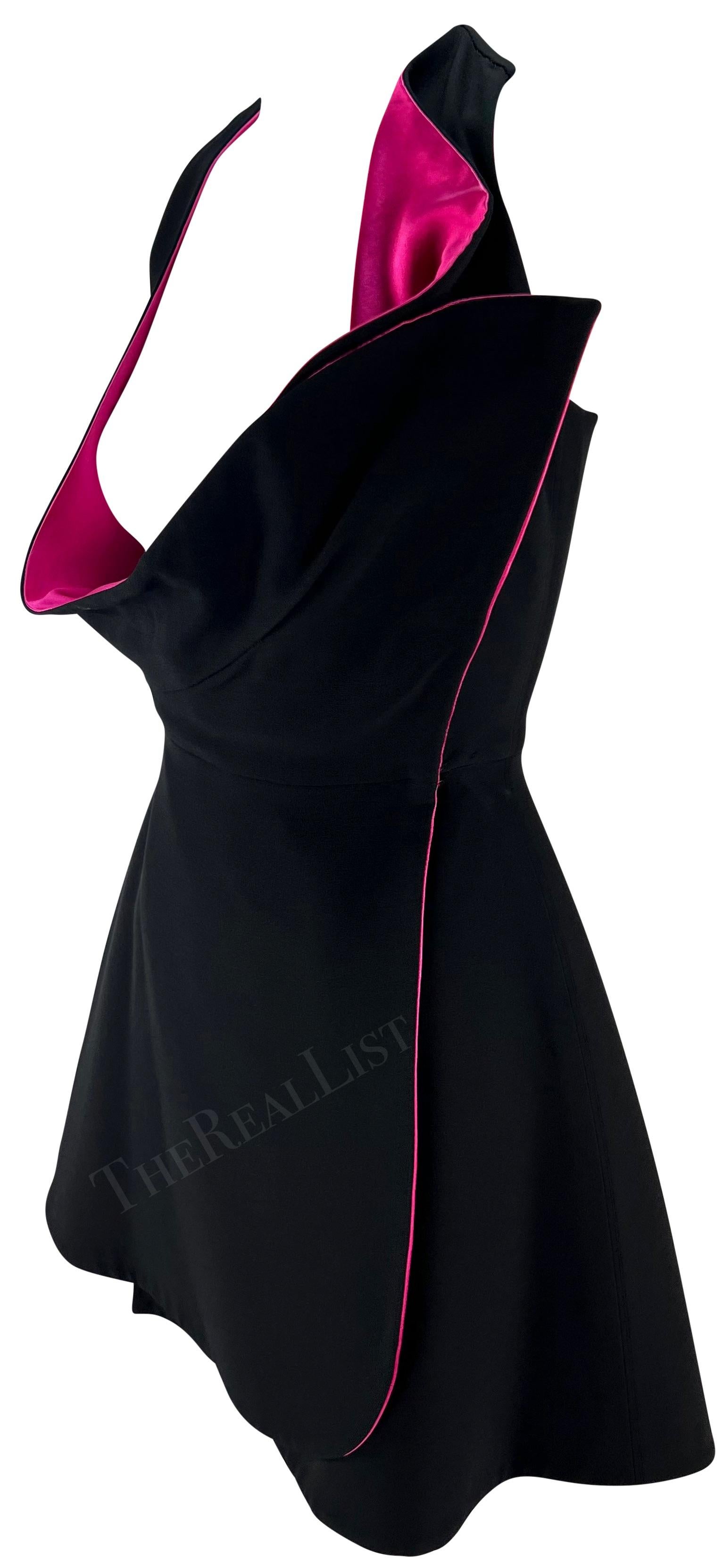 Giani Versace Runway A/H 1991 - Mini robe portefeuille noire, rose vif et ouverte sur le buste en vente 1