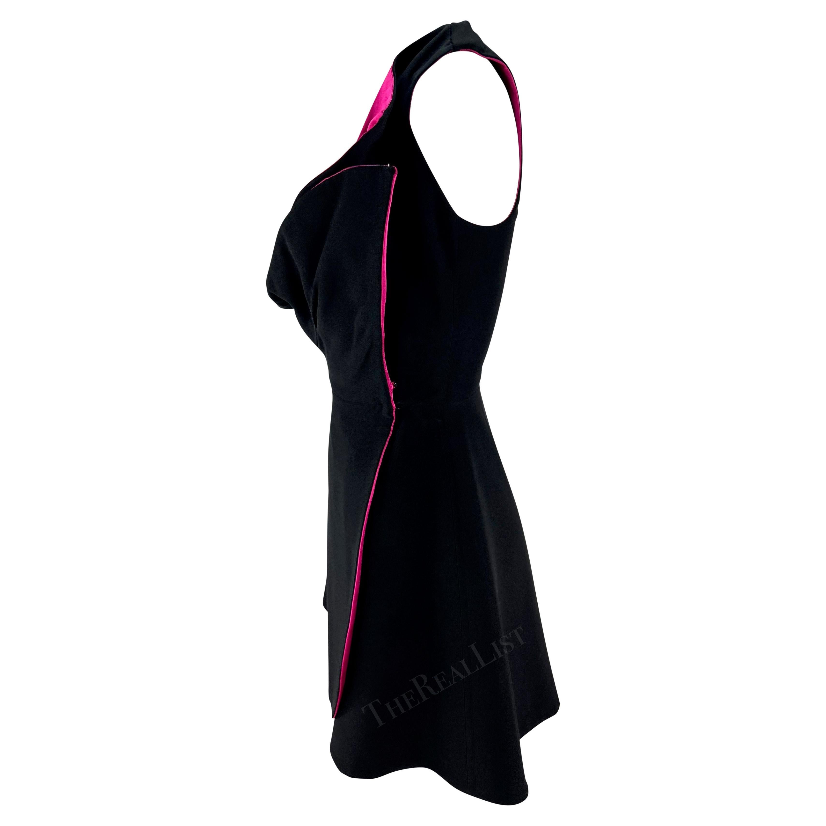 Giani Versace Runway A/H 1991 - Mini robe portefeuille noire, rose vif et ouverte sur le buste en vente 2