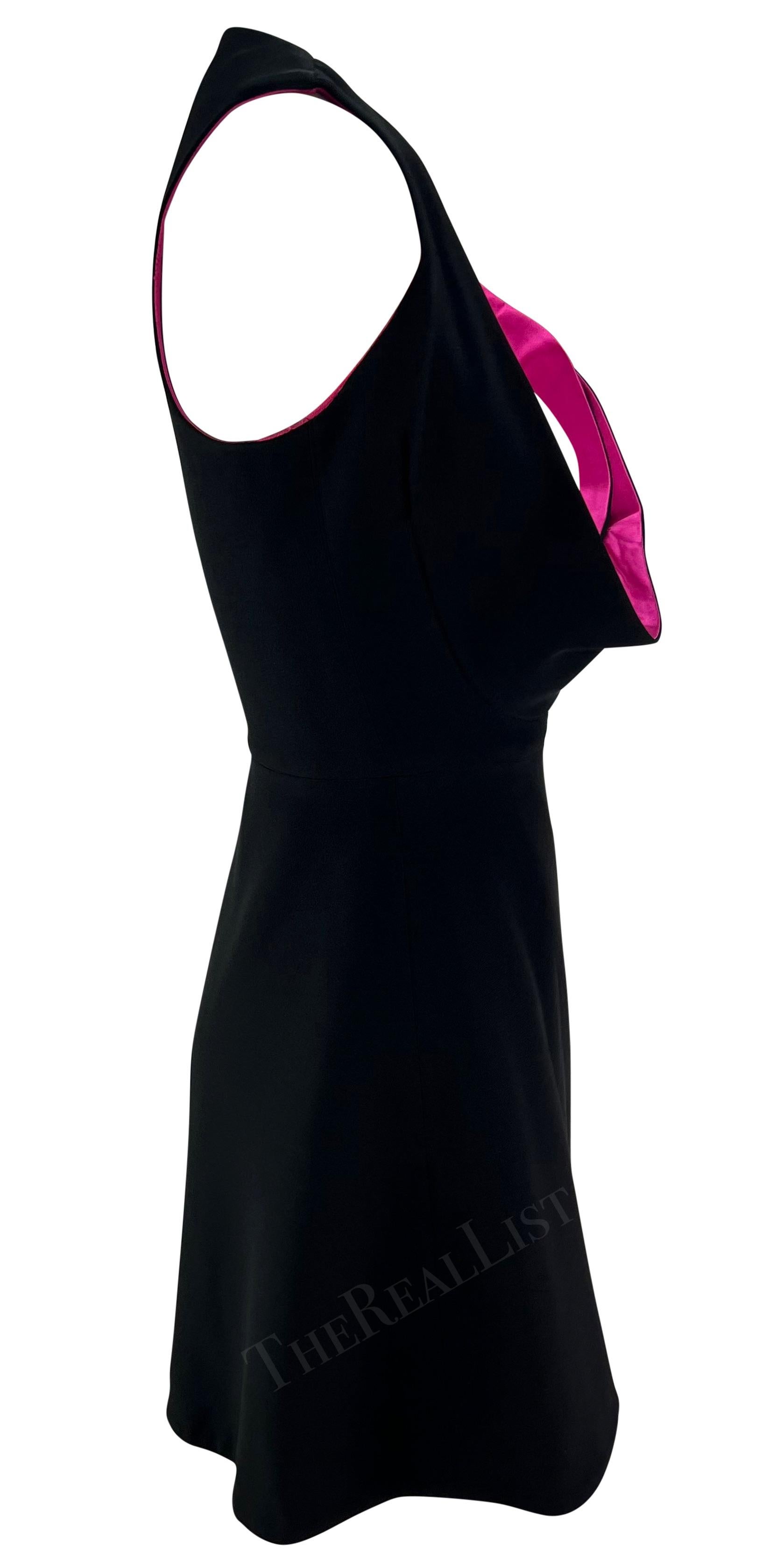 Giani Versace Runway A/H 1991 - Mini robe portefeuille noire, rose vif et ouverte sur le buste en vente 4