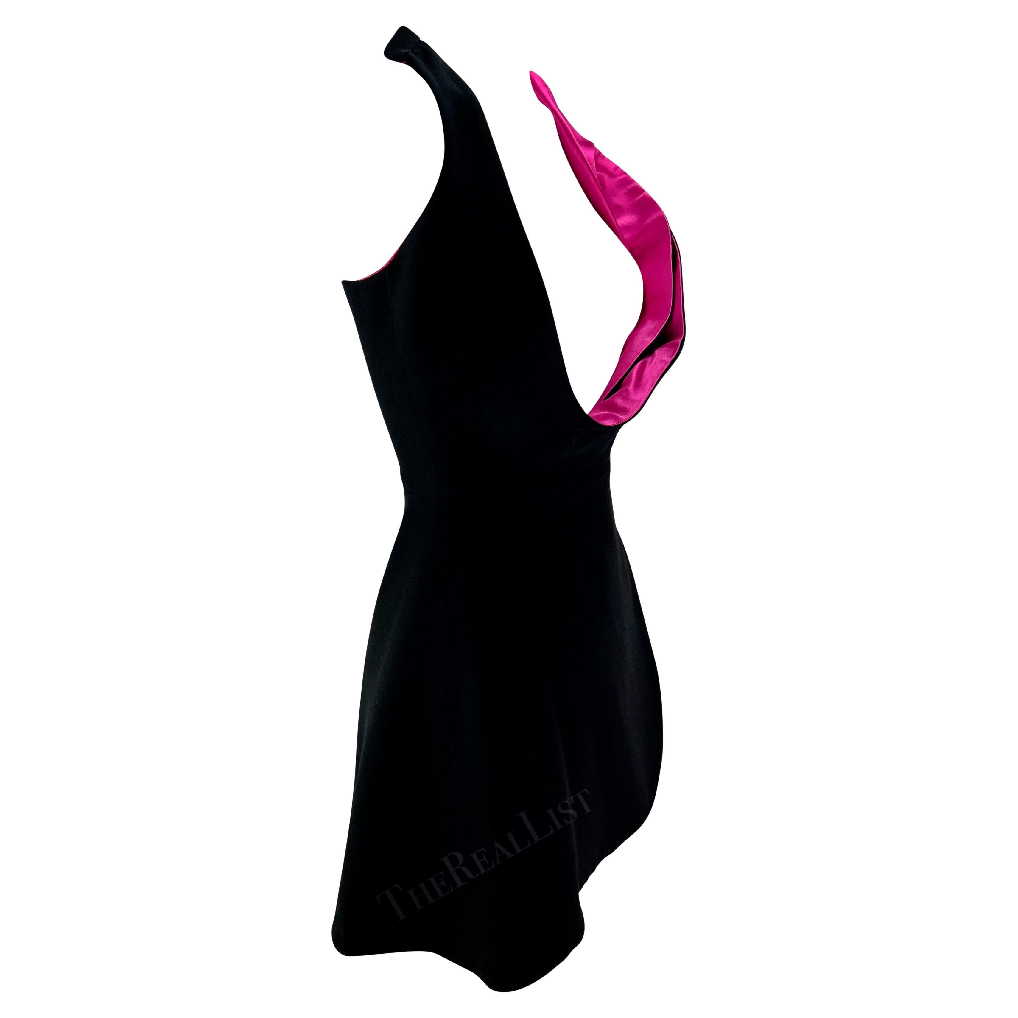 Giani Versace Runway A/H 1991 - Mini robe portefeuille noire, rose vif et ouverte sur le buste en vente 5