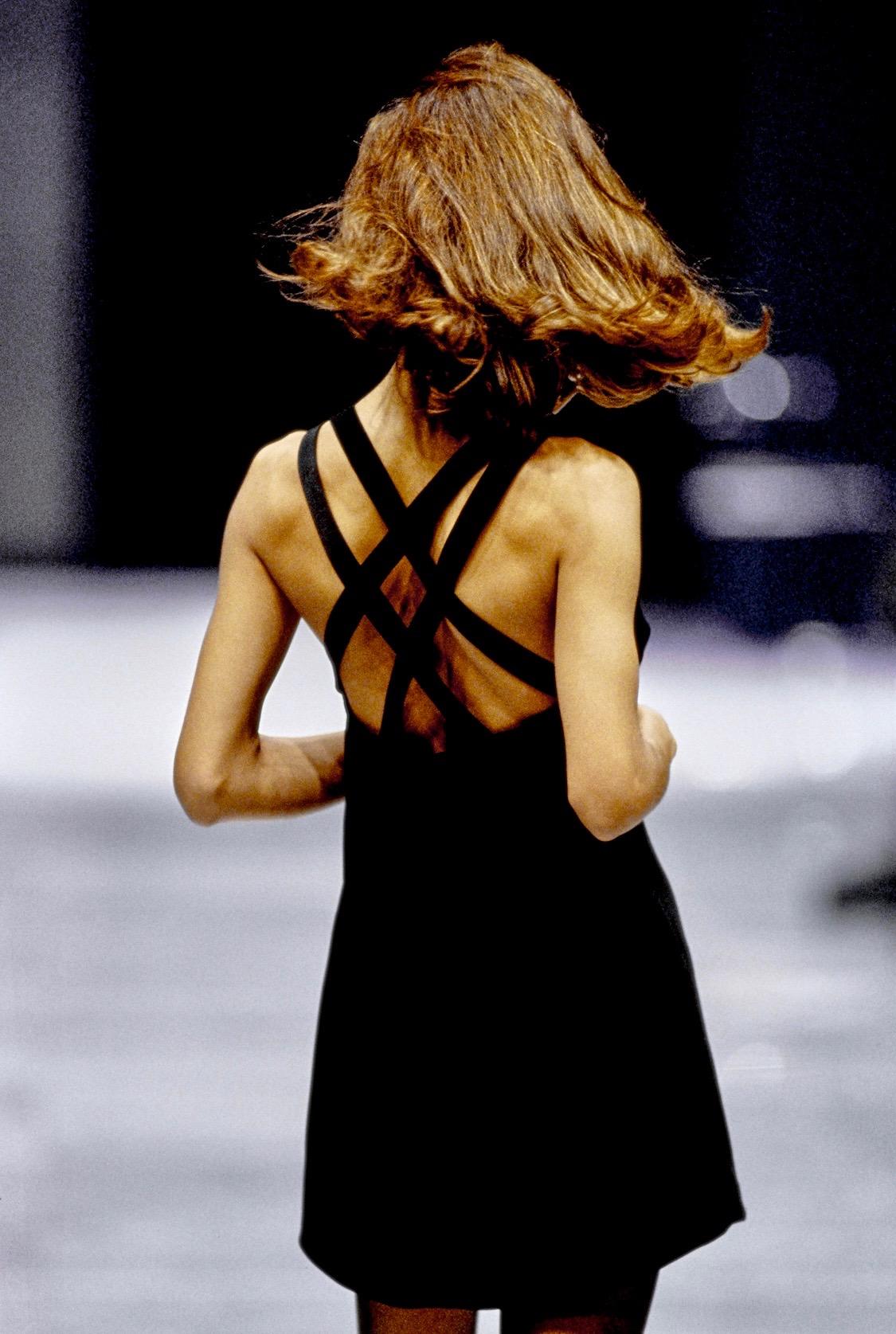 F/W 1991 Gianni Versace Couture Runway Mini robe bodycon à bretelles en velours noir Pour femmes en vente