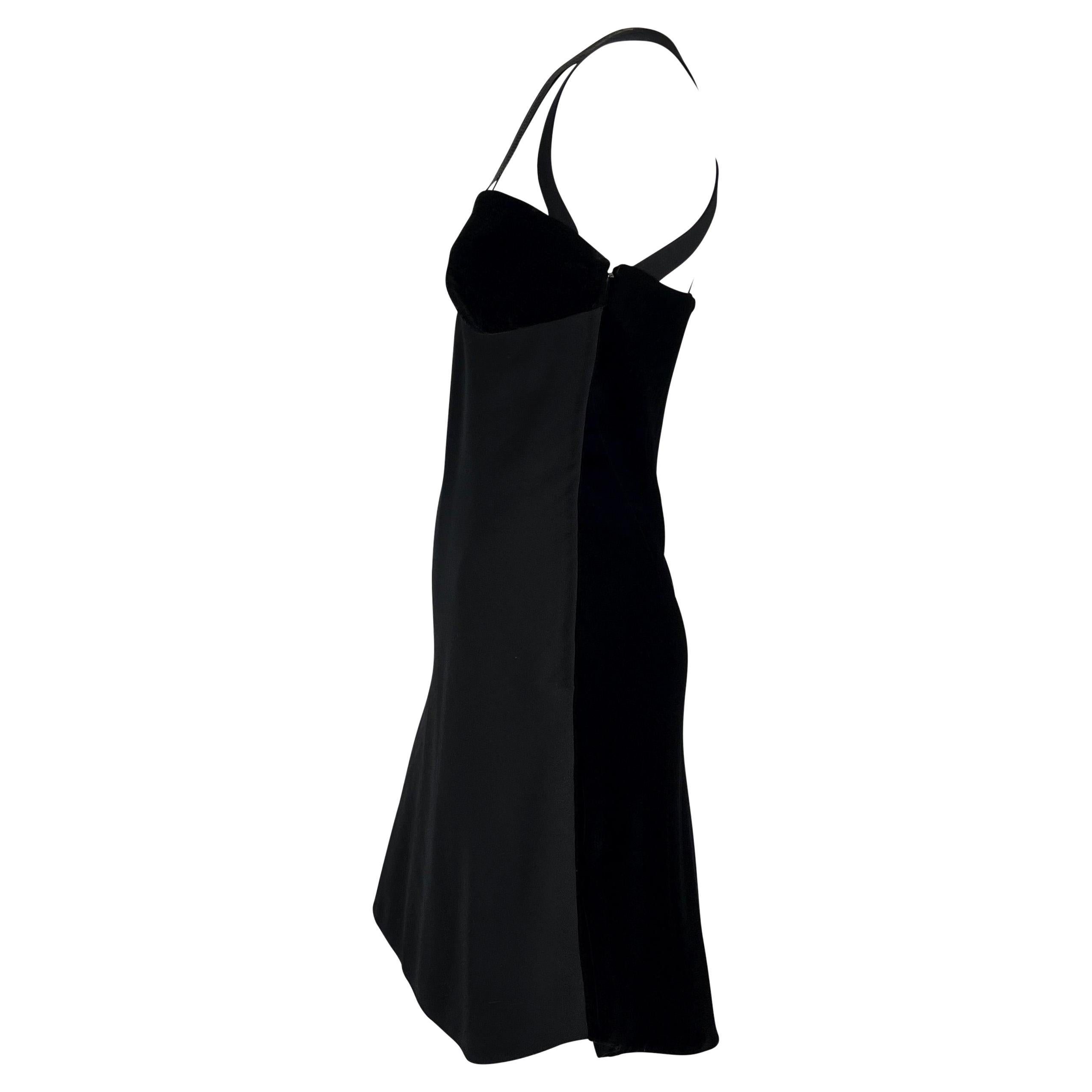 F/W 1991 Gianni Versace Couture Runway Mini robe bodycon à bretelles en velours noir en vente 3