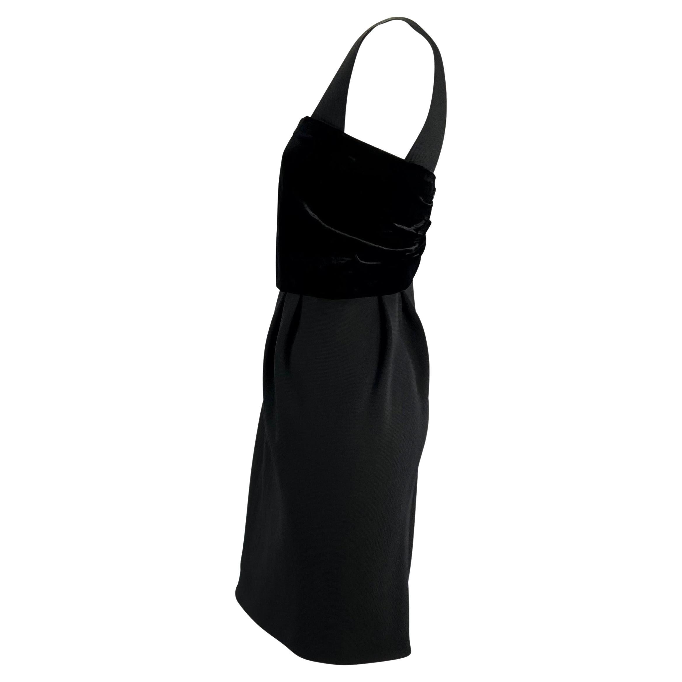 Nous vous présentons une magnifique robe Gianni Versace Couture en velours noir, créée par Gianni Versace. Cette petite robe noire classique est dotée de larges bretelles, d'un décolleté carré et d'un bustier en velours enveloppé. Issue de la