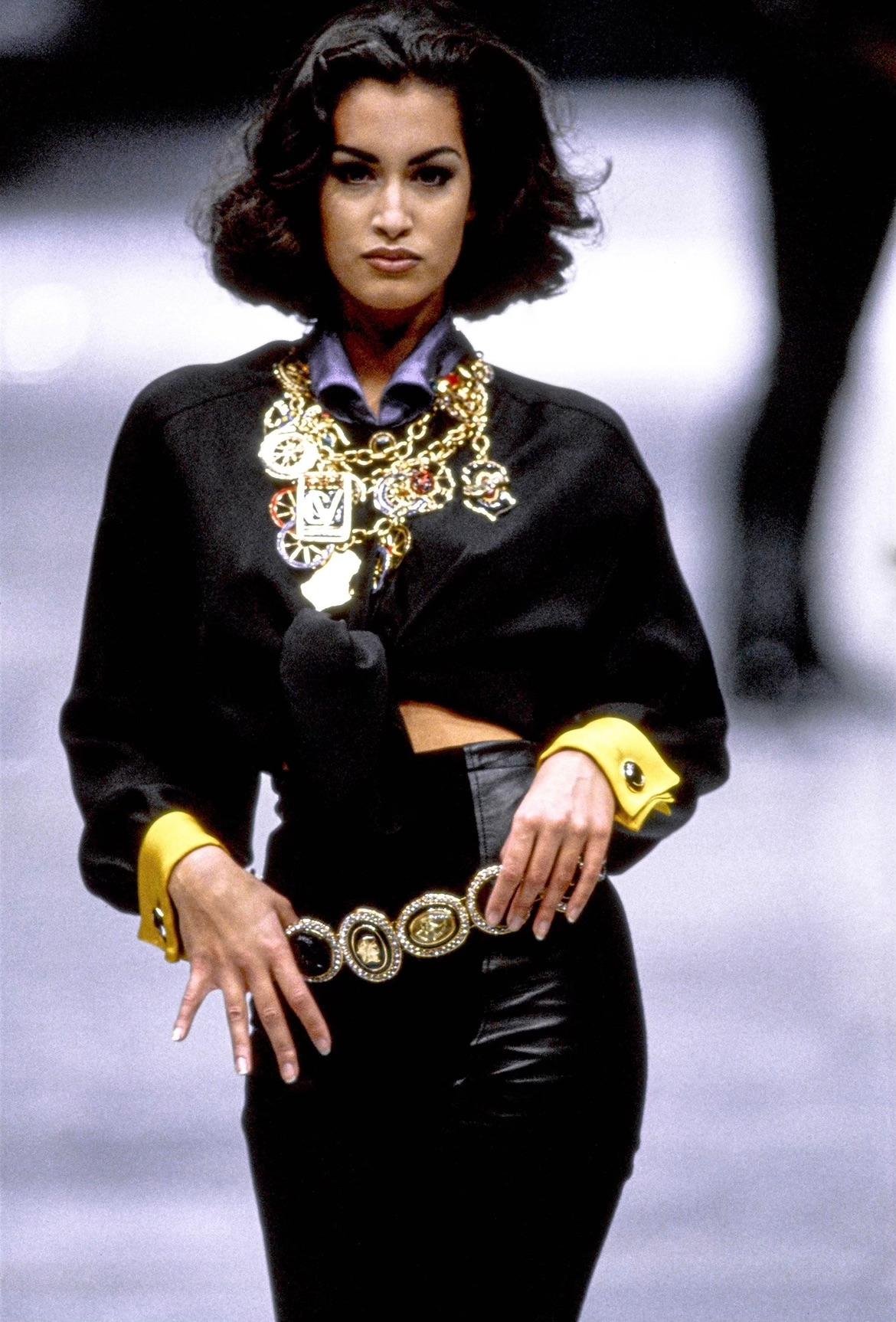 Voici une fabuleuse ceinture à chaîne Gianni Versace en camaïeu d'or, conçue par Gianni Versace. Dans la collection Automne/Hiver 1991, des ceintures en chaîne similaires avec des camées ont fait leur apparition sur les podiums de la saison. Cette
