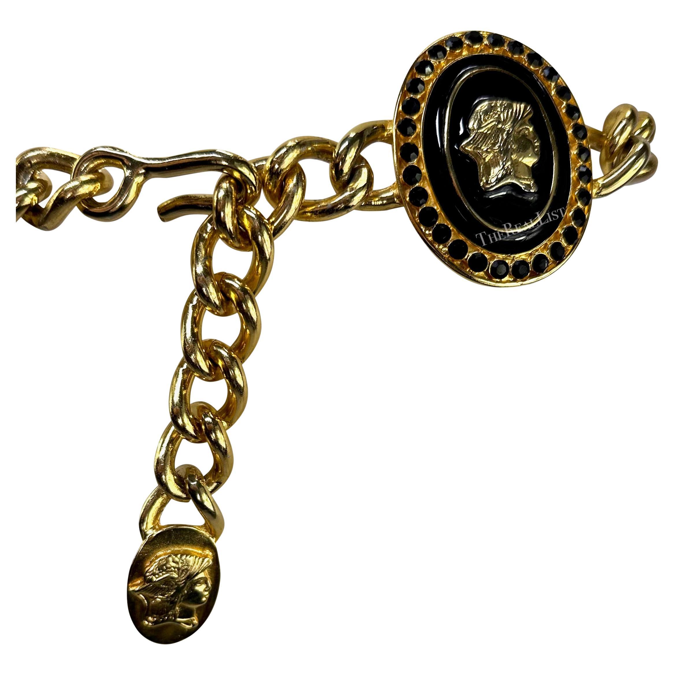 F/W 1991 Gianni Versace Goldfarbener Metallgürtel mit römischem Motiv aus Metall mit schwarzem Strass und Strass  im Angebot 1