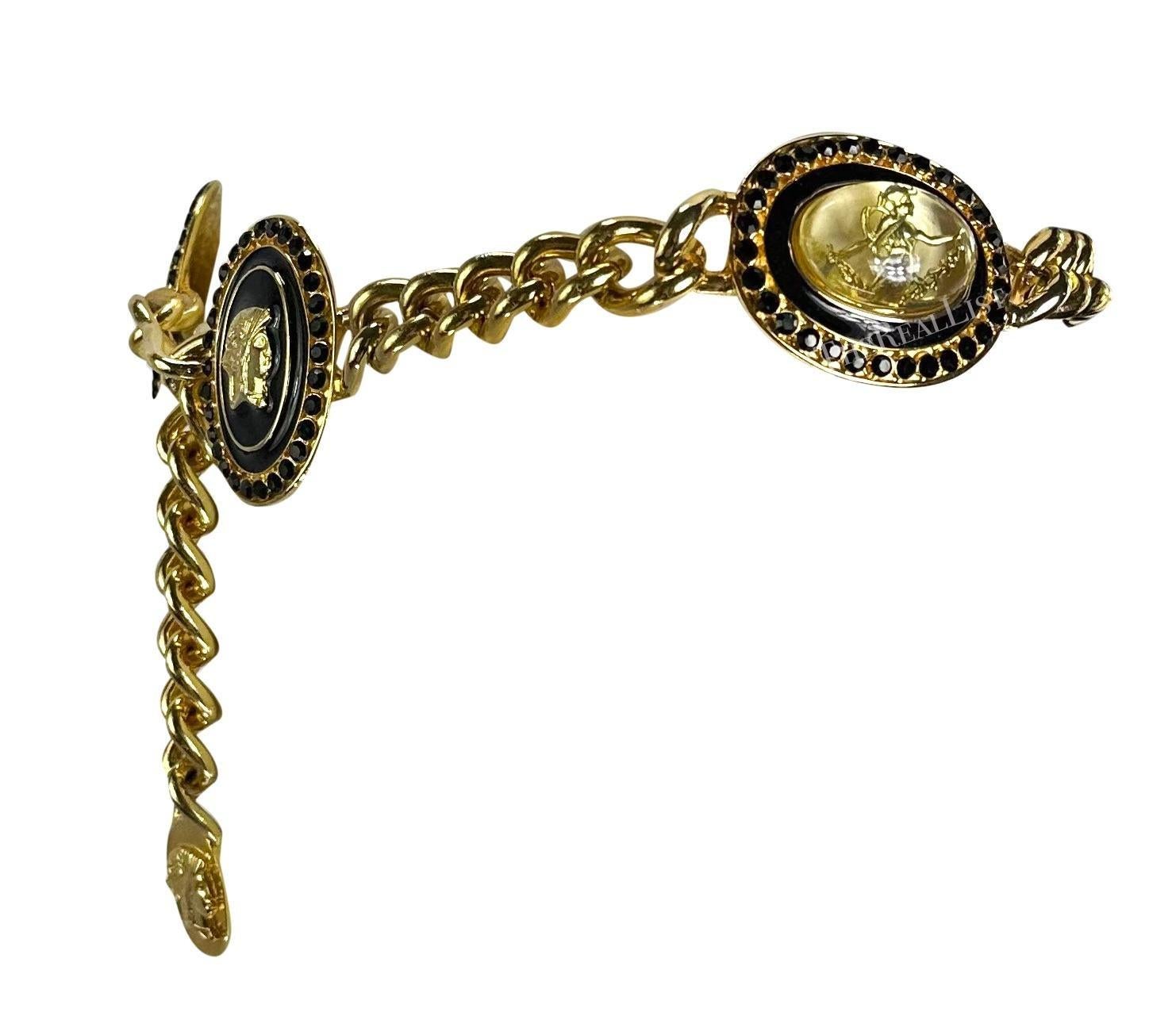 Donna A/I 1991 Gianni Versace Cintura a catena in metallo dorato con motivo romano e strass neri in vendita