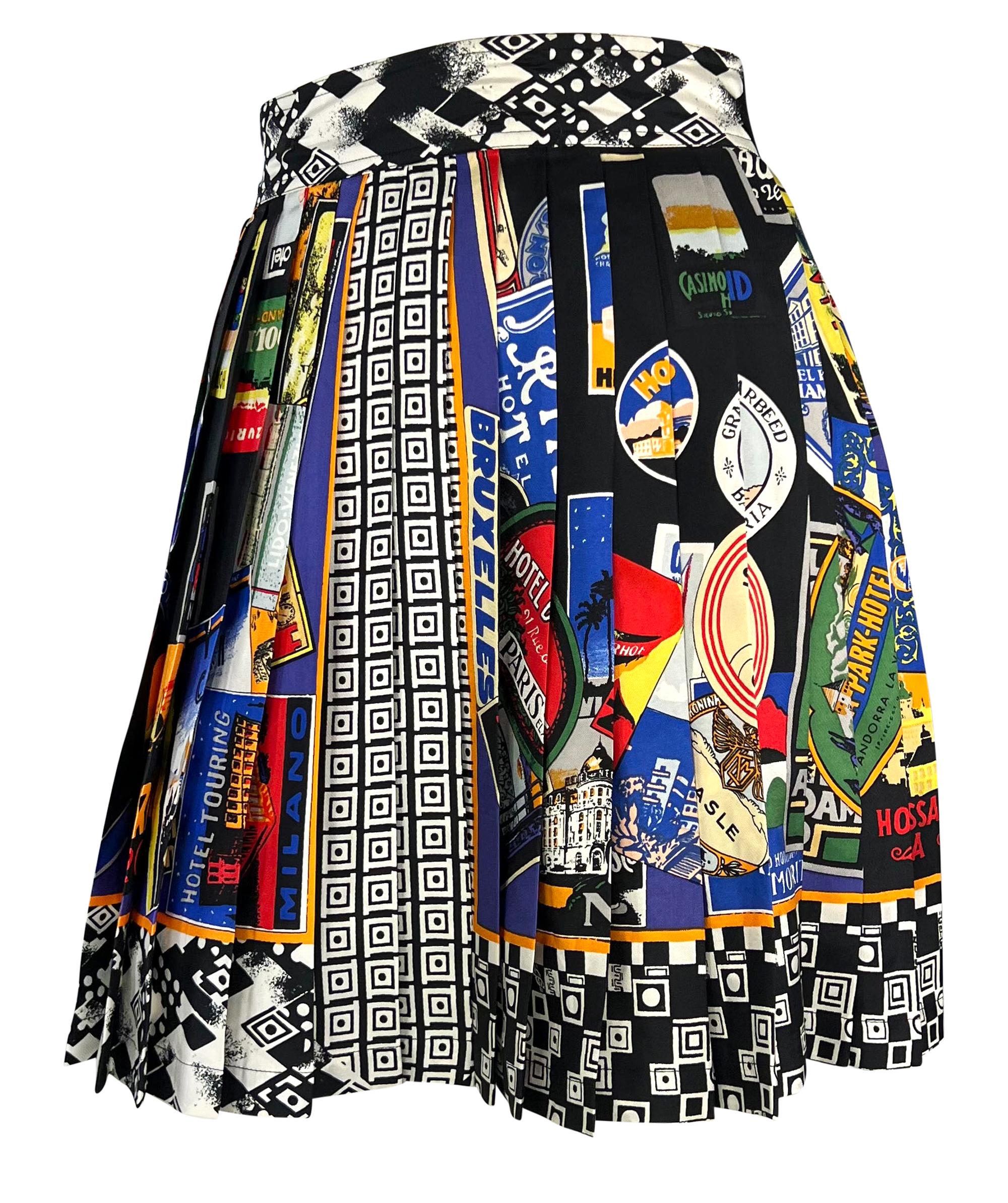 Esta minifalda plisada Gianni Versace de la colección Otoño/Invierno 1991 presenta un vibrante motivo internacional. El diseño, que muestra varios destinos de viaje y etiquetas de hoteles, incorpora una atrevida mezcla de colores y motivos,