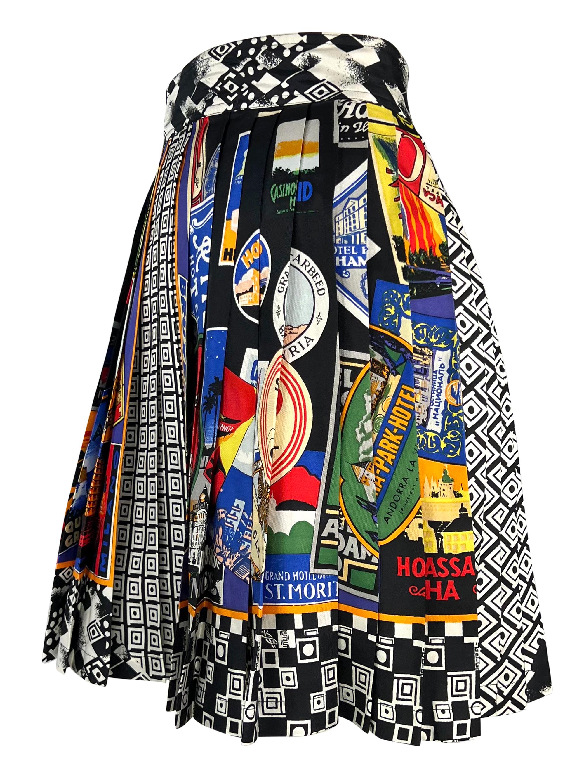 F/W 1991 Gianni Versace Minifalda Plisada con Motivo Internacional Multicolor Negro en venta