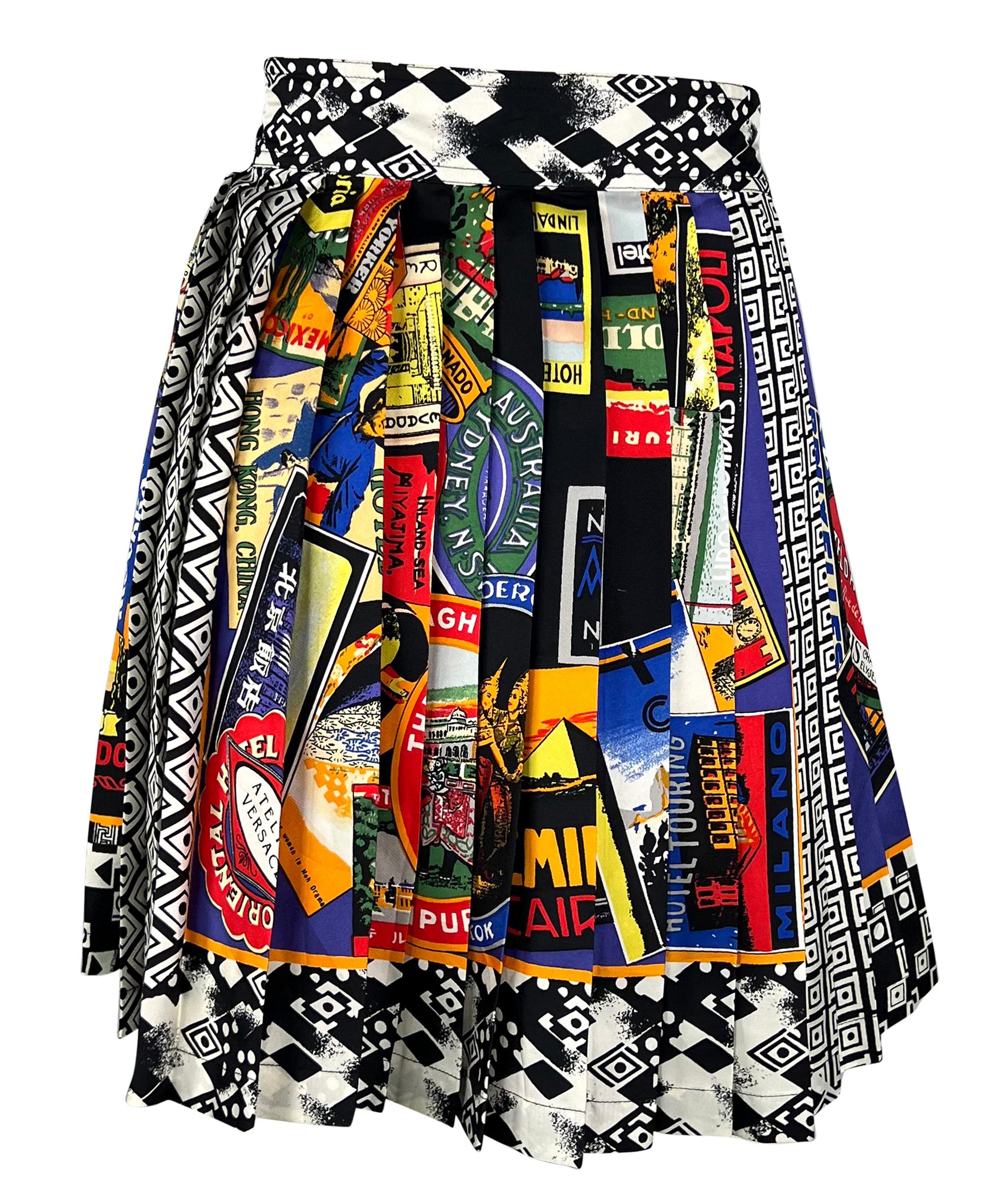 F/W 1991 Gianni Versace Minifalda Plisada con Motivo Internacional Multicolor en Excelente estado para la venta en West Hollywood, CA