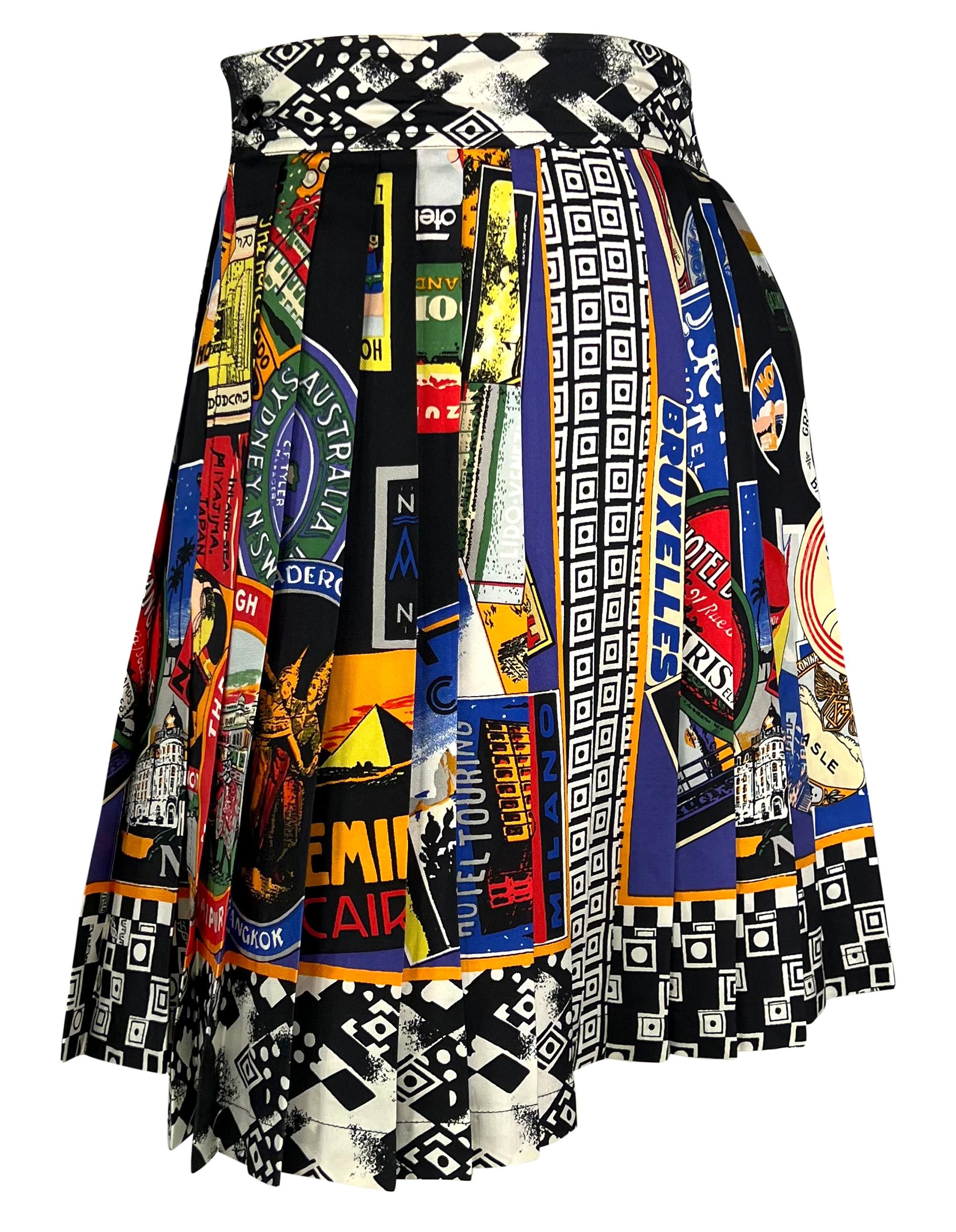 F/W 1991 Gianni Versace Minifalda Plisada con Motivo Internacional Multicolor en venta 1