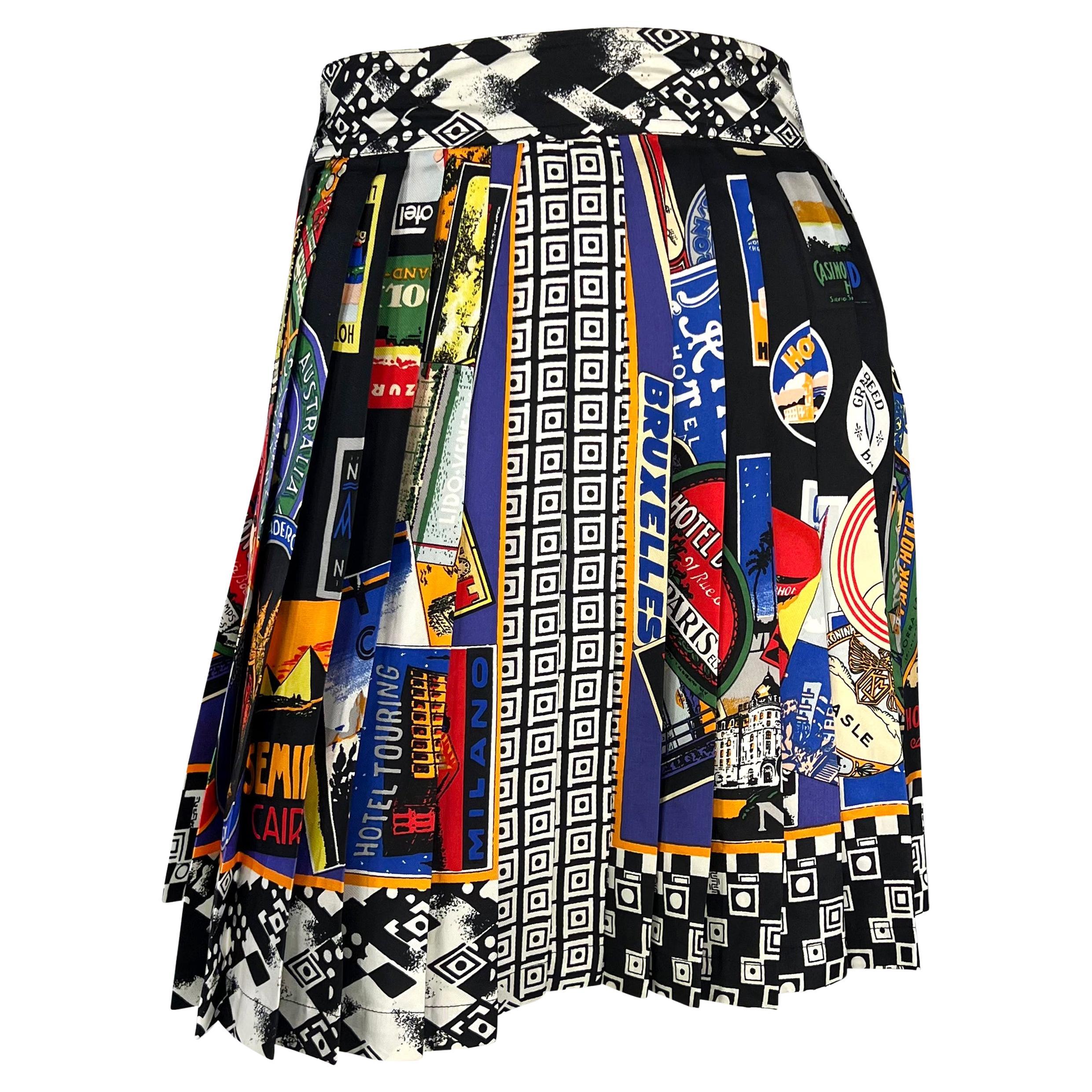 Mini-jupe plissée à motif international multicolore Gianni Versace, A/H 1991