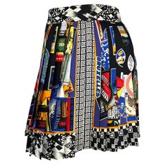 F/W 1991 Gianni Versace Mehrfarbiger plissierter Minirock mit internationalem Motiv und Falten