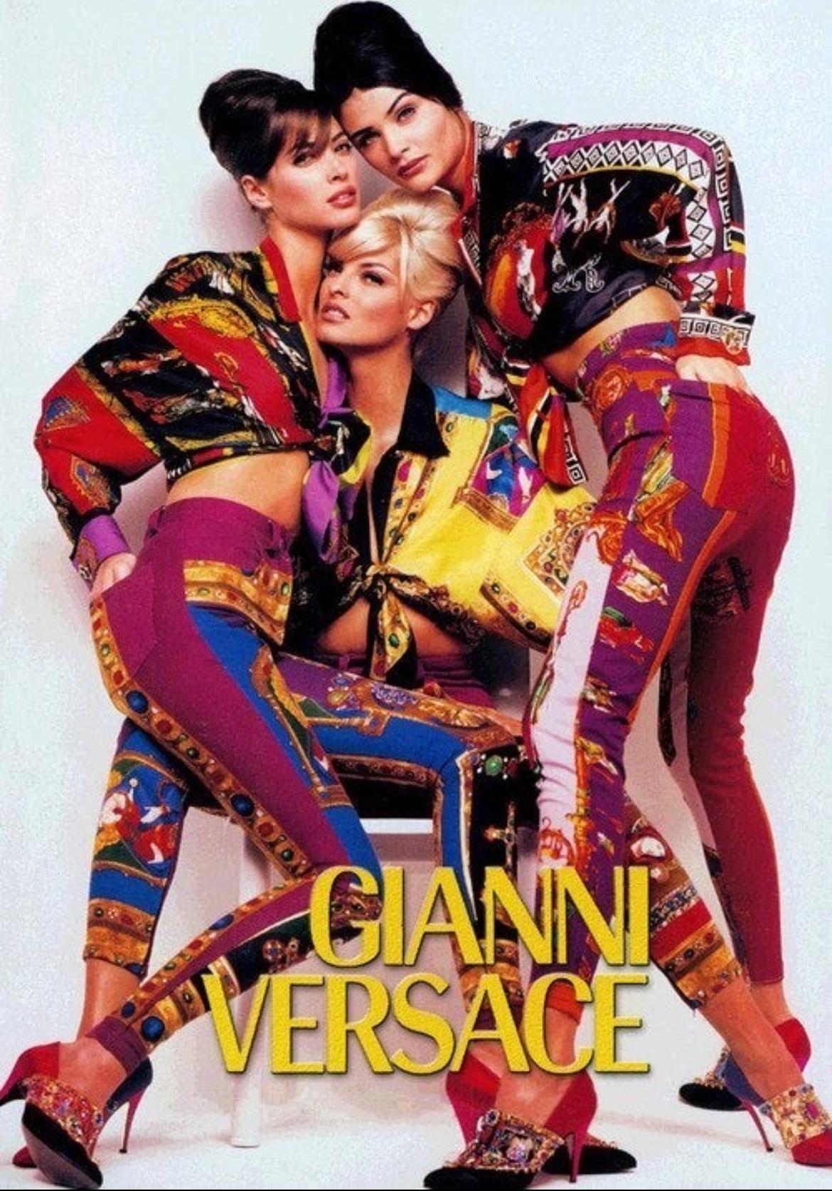 F/W 1991 Gianni Versace Lila Multicolor Edelsteinfarbene Denimhose mit Barockdruck und Barockdruck im Zustand „Gut“ im Angebot in West Hollywood, CA