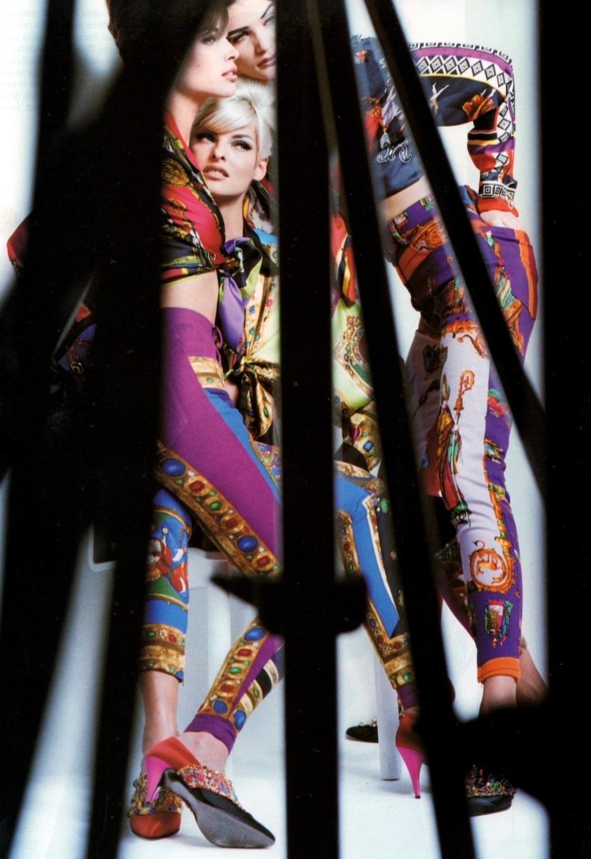 Pantalon en jean imprimé baroque multicolore violet Gianni Versace, A/H 1991 Bon état - En vente à West Hollywood, CA