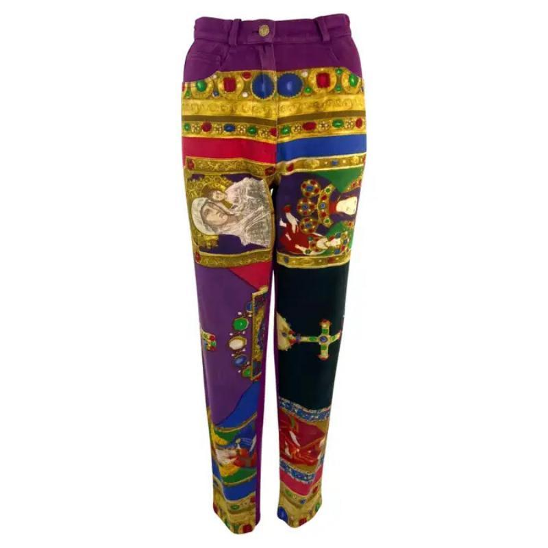 A/I 1991 Gianni Versace Pantaloni in denim con stampa barocca, viola, multicolore e gemme. in vendita