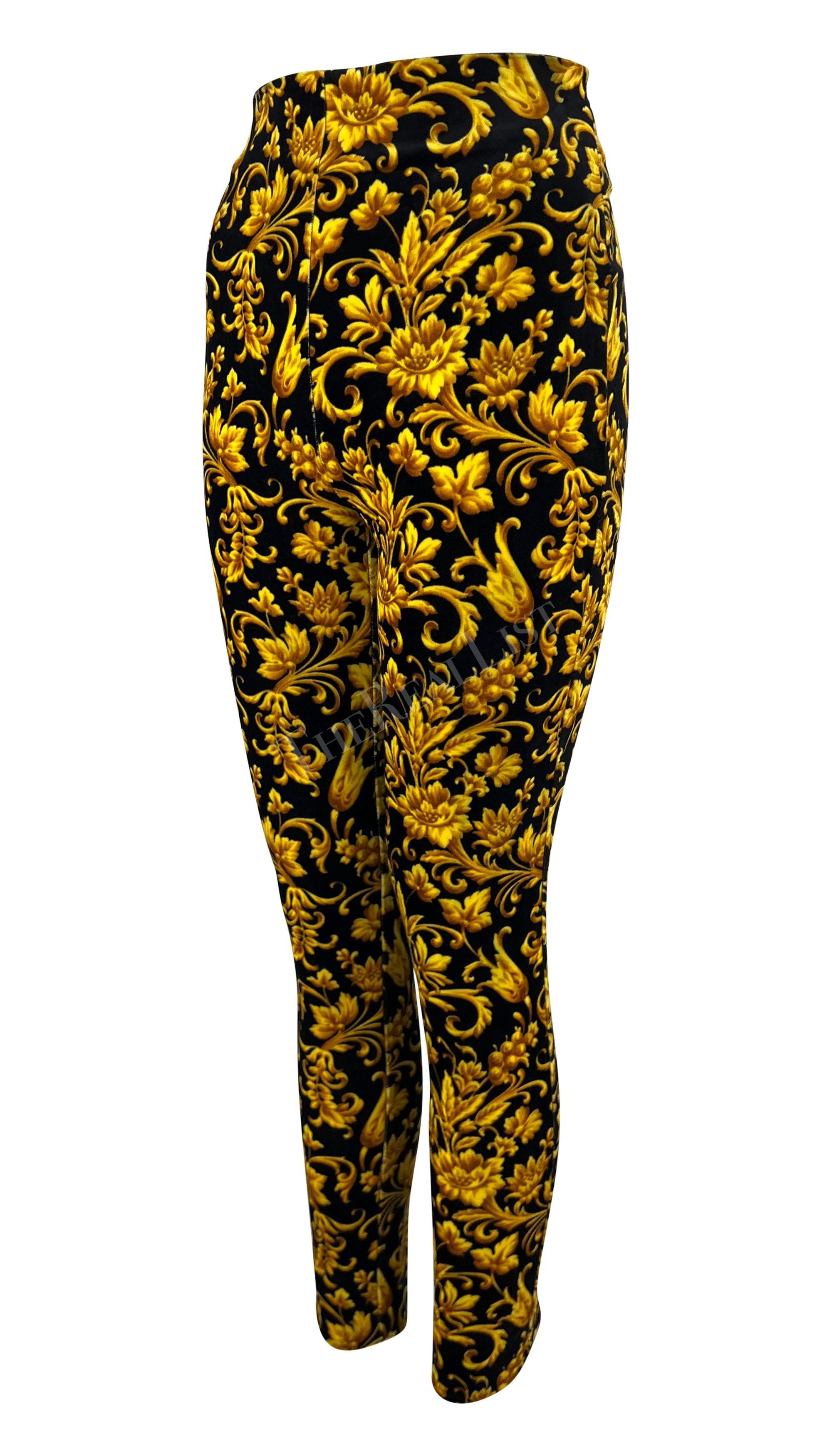 F/W 1991 Gianni Versace Runway Medias de terciopelo negro dorado con estampado barroco Negro en venta