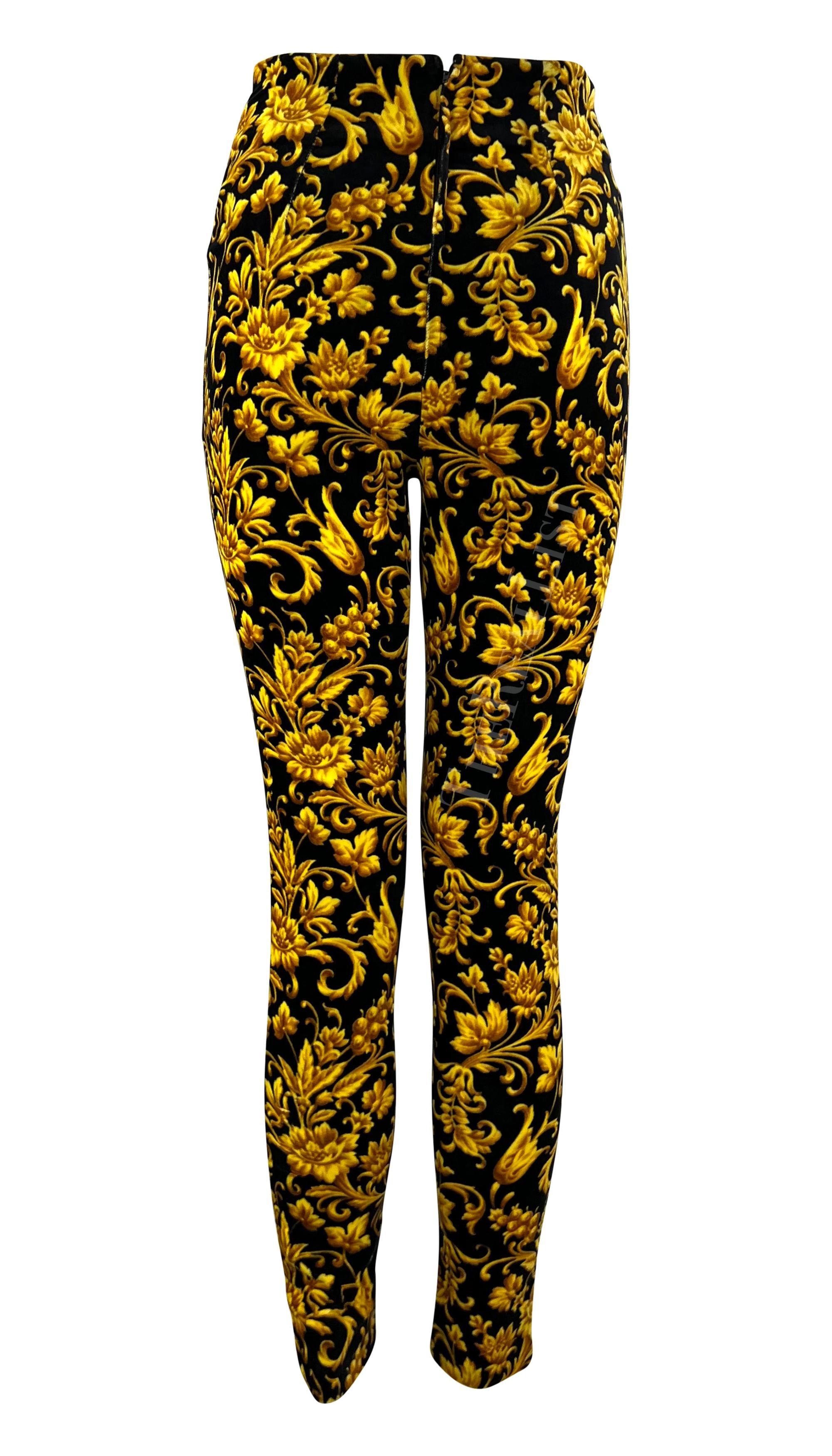 De las mujeres F/W 1991 Gianni Versace Runway Medias de terciopelo negro dorado con estampado barroco en venta