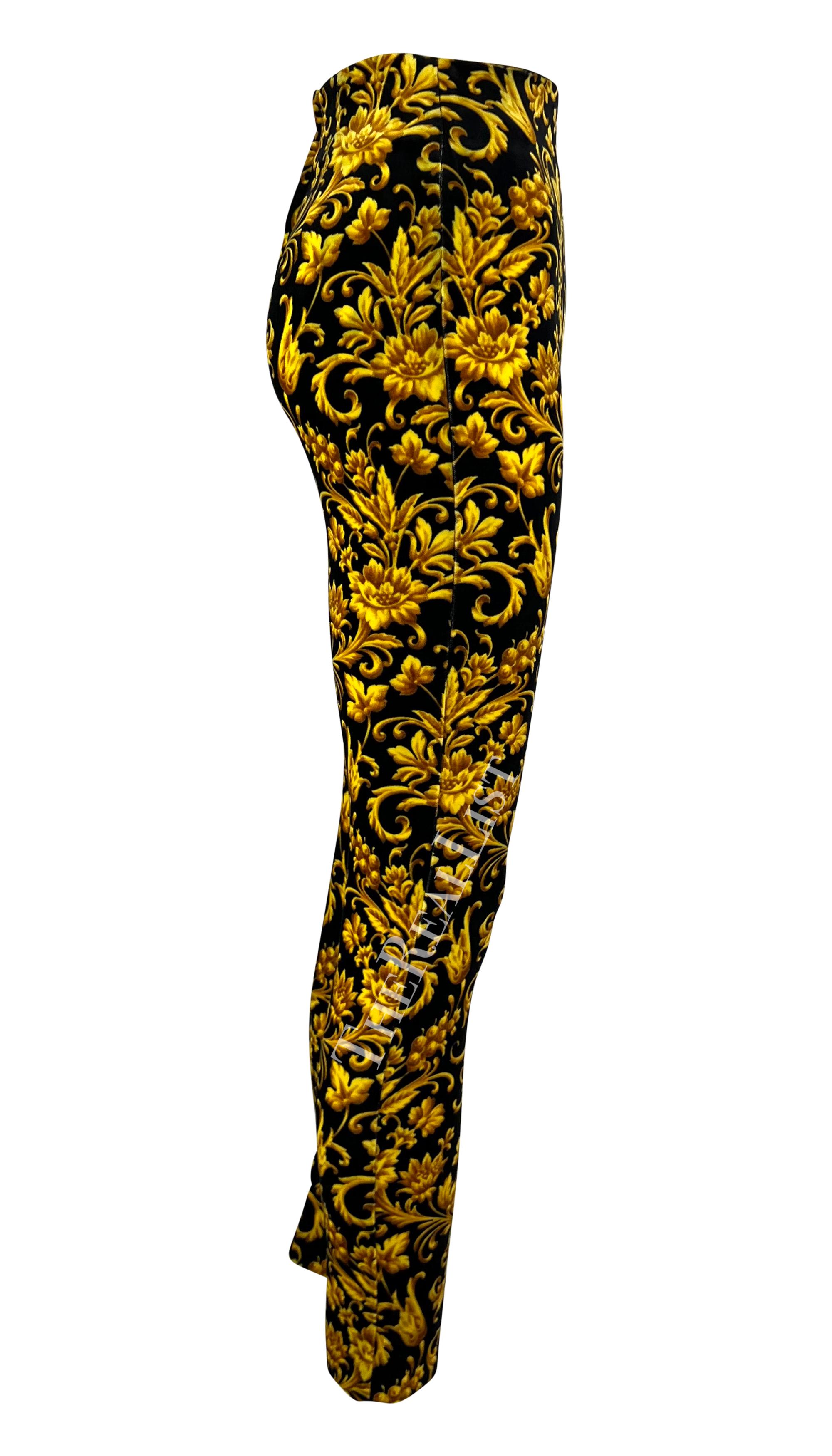 F/W 1991 Gianni Versace Runway Collants en velours noir doré imprimé baroque en vente 2