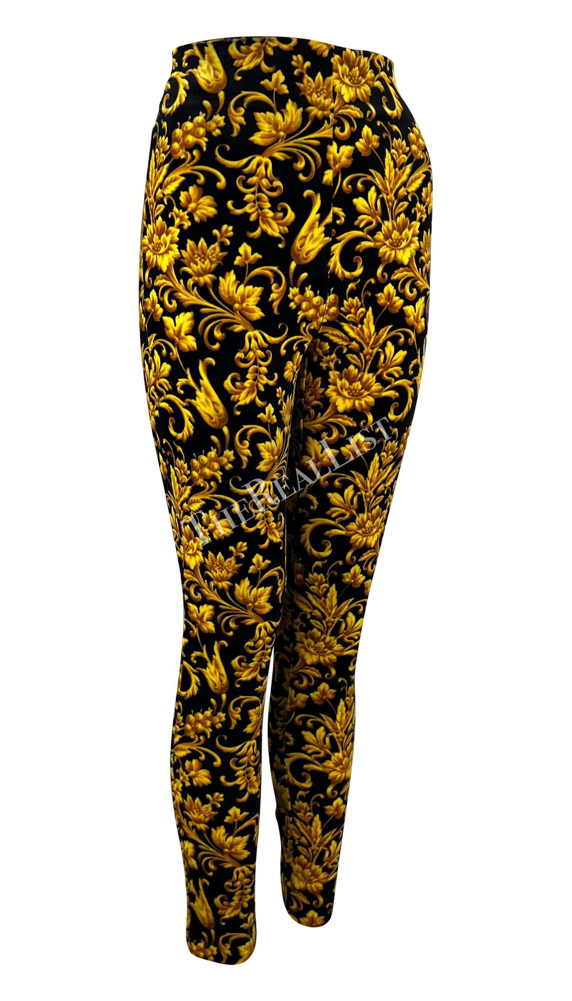 F/W 1991 Gianni Versace Runway Medias de terciopelo negro dorado con estampado barroco en venta 2