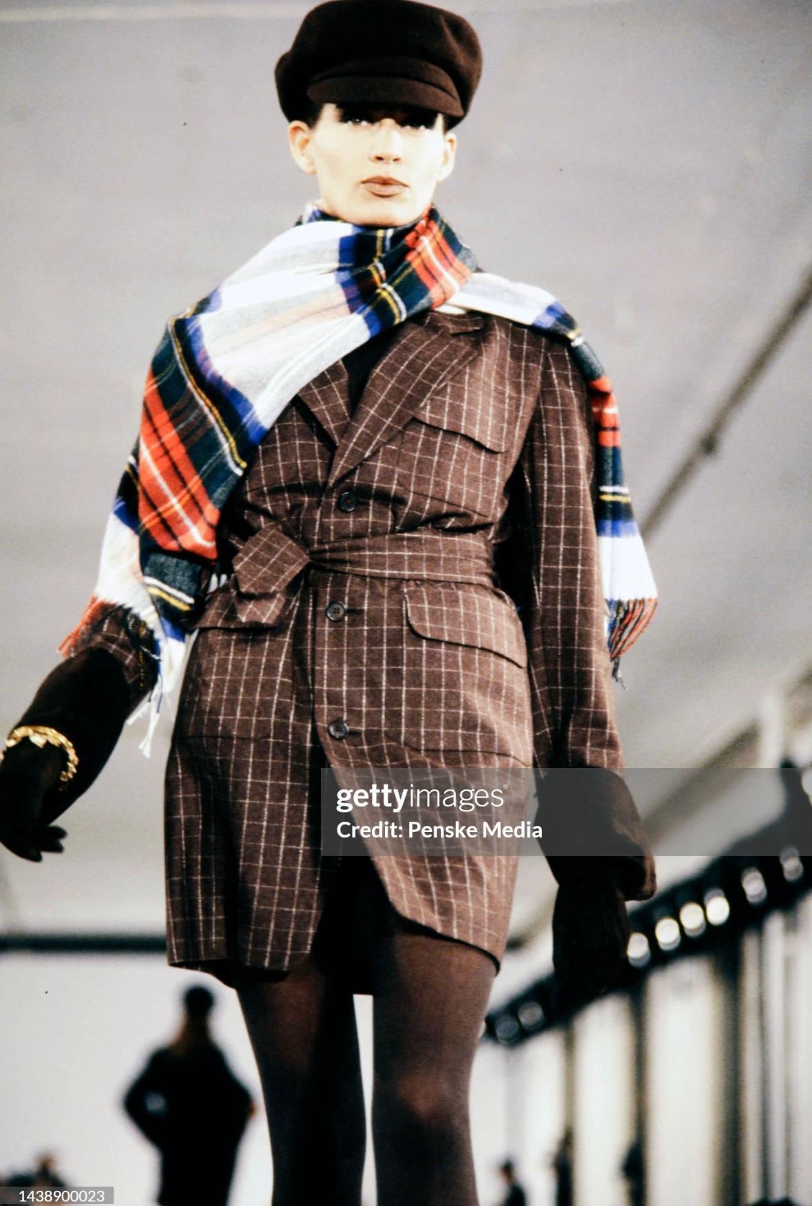 Wir präsentieren ein fabelhaftes Issac Mizrahi Blazer-Minikleid mit brauner Fensterscheibe. Dieser vom Anzug inspirierte Mantel/Minikleid aus der Herbst/Winter-Kollektion 1991 wurde erstmals auf dem Laufsteg der Saison gezeigt und weist Elemente