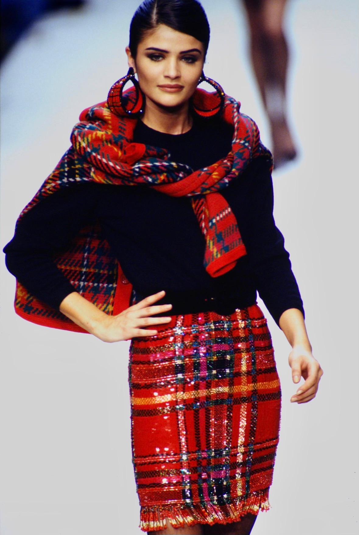 Presenting a stunning Oscar de La Renta red and green sequin tartan fringe skirt perfect for the holidays! Designed for the Fall/Winter 1991 collection, this captivating skirt debuted in the season's runway presentation on Helena Christensen. The