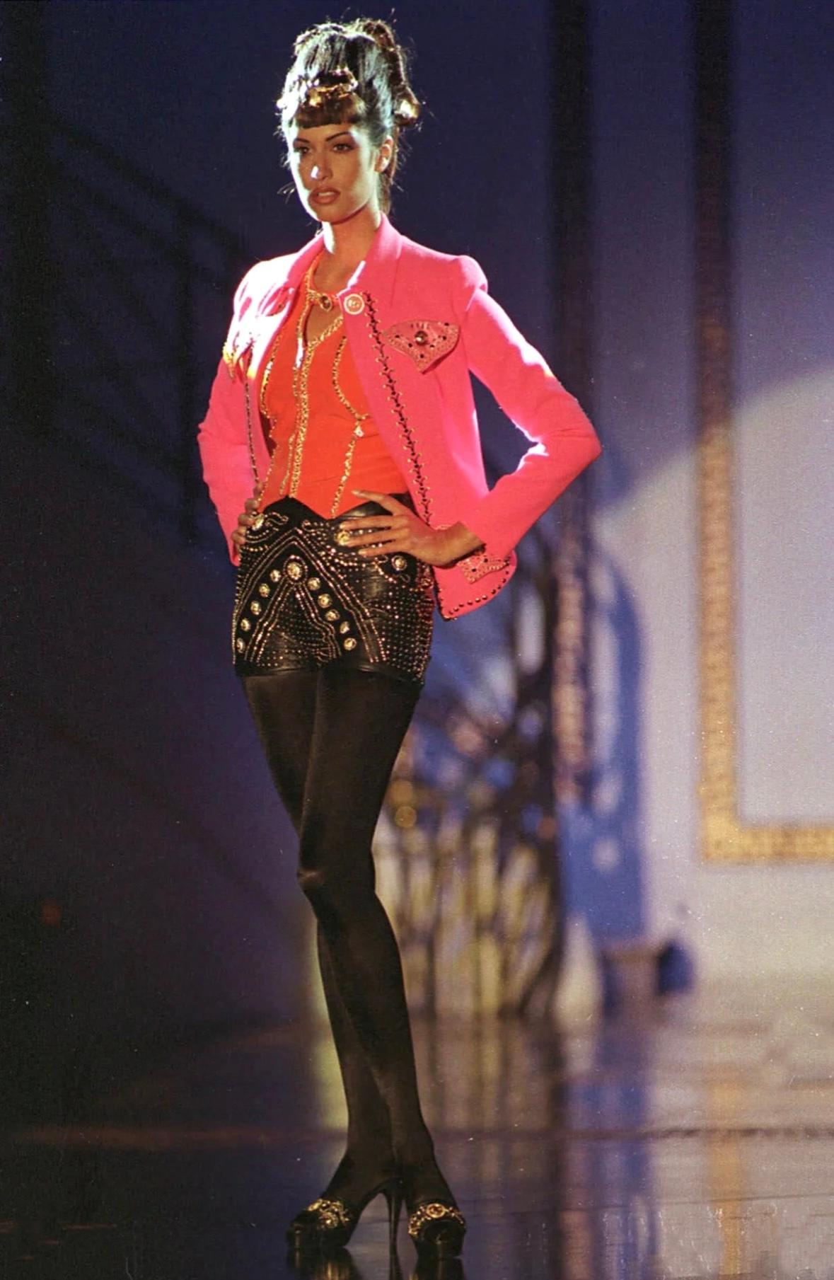 Short en cuir clouté Medusa de défilé Haute Couture Atelier Versace, A/H 1992 Pour femmes en vente