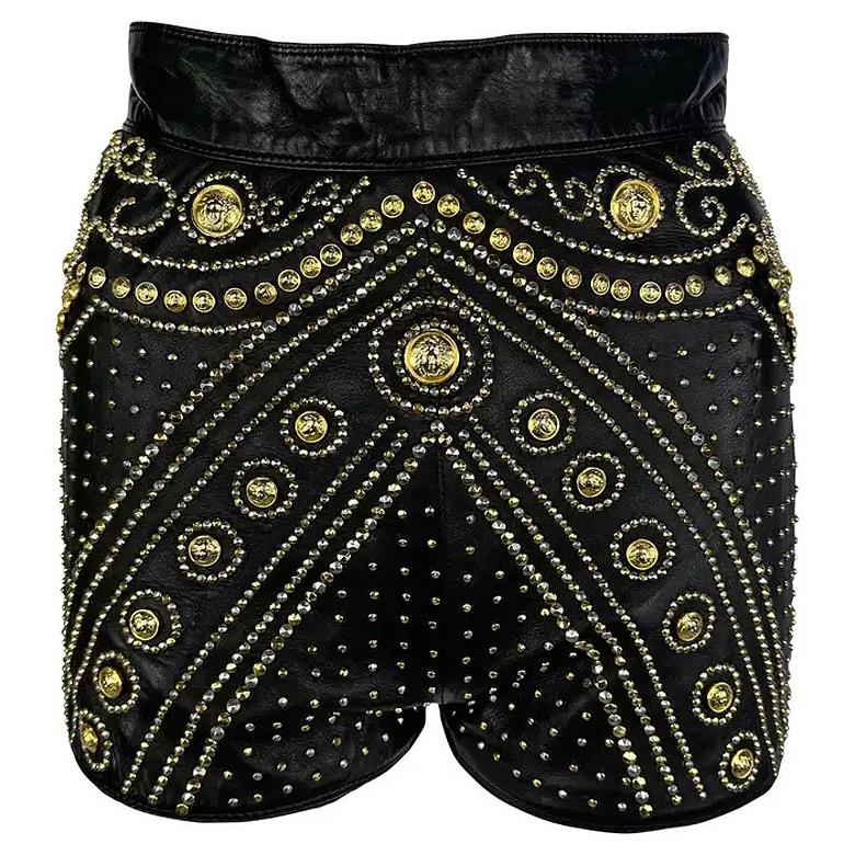 F/W 1992 Atelier Versace Alta Costura Pasarela Medusa Pantalones cortos de piel con tachuelas