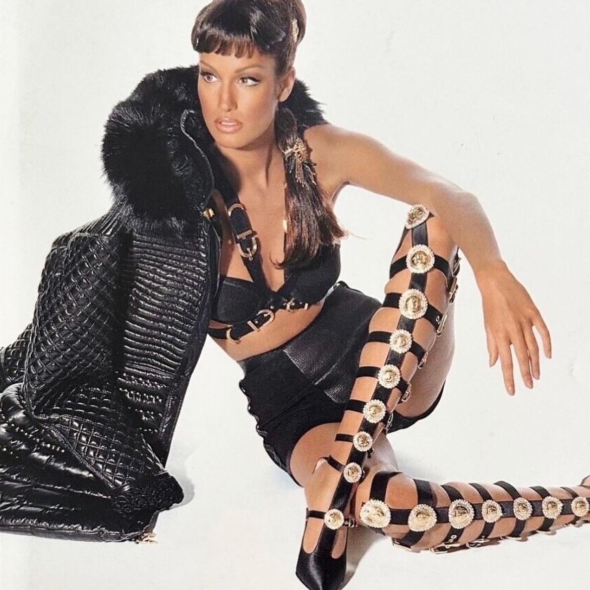 F/W 1992 Gianni Versace Bondage Schnalle Bustier BH Top Miss S&M im Zustand „Hervorragend“ im Angebot in Concord, NC