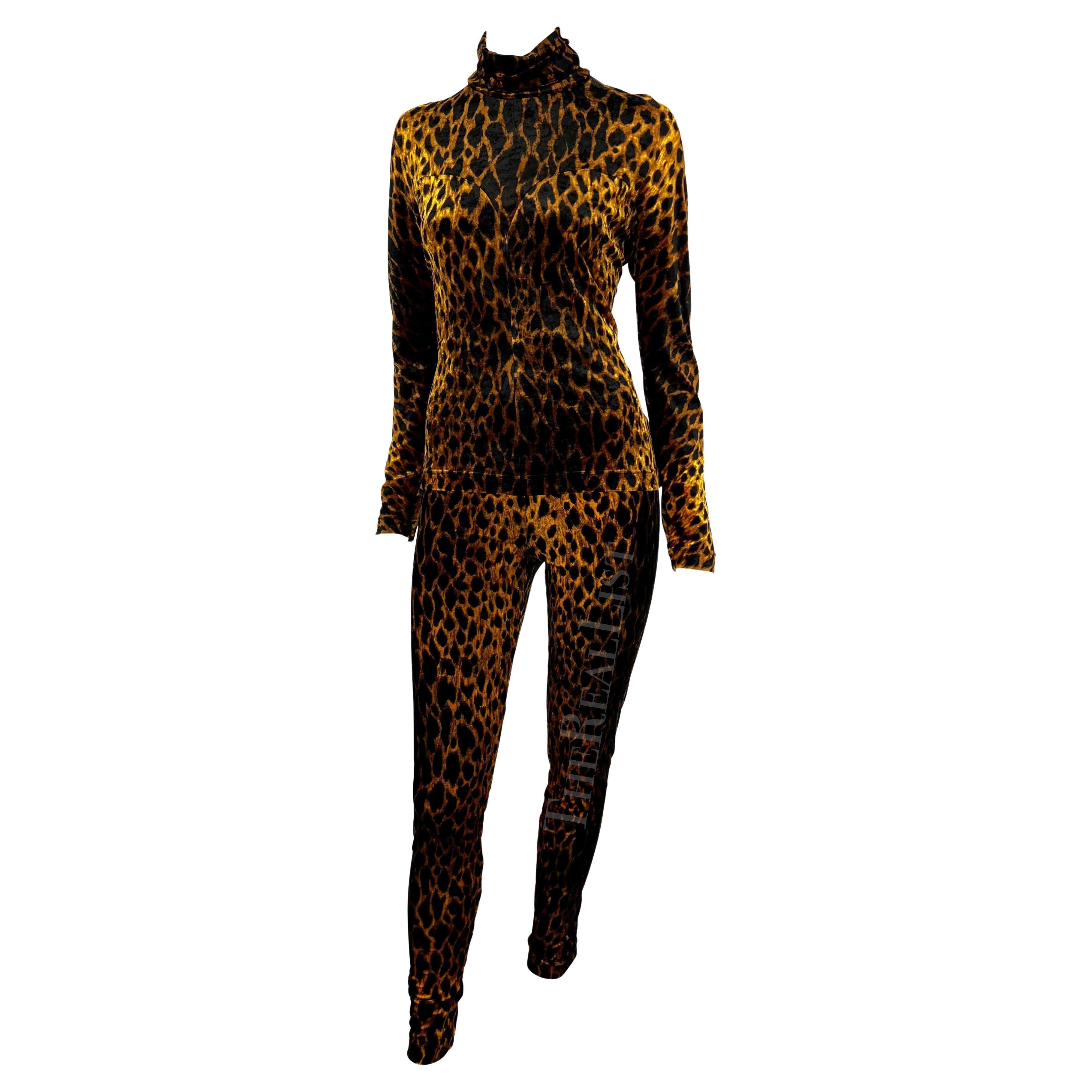 Ti presentiamo un incredibile set Gianni Versace in velluto con stampa ghepardo, disegnato da Gianni Versace. Dalla collezione Autunno/Inverno 1992, questo set è composto da un paio di collant di velluto e da una camicetta a collo alto abbinata. Il