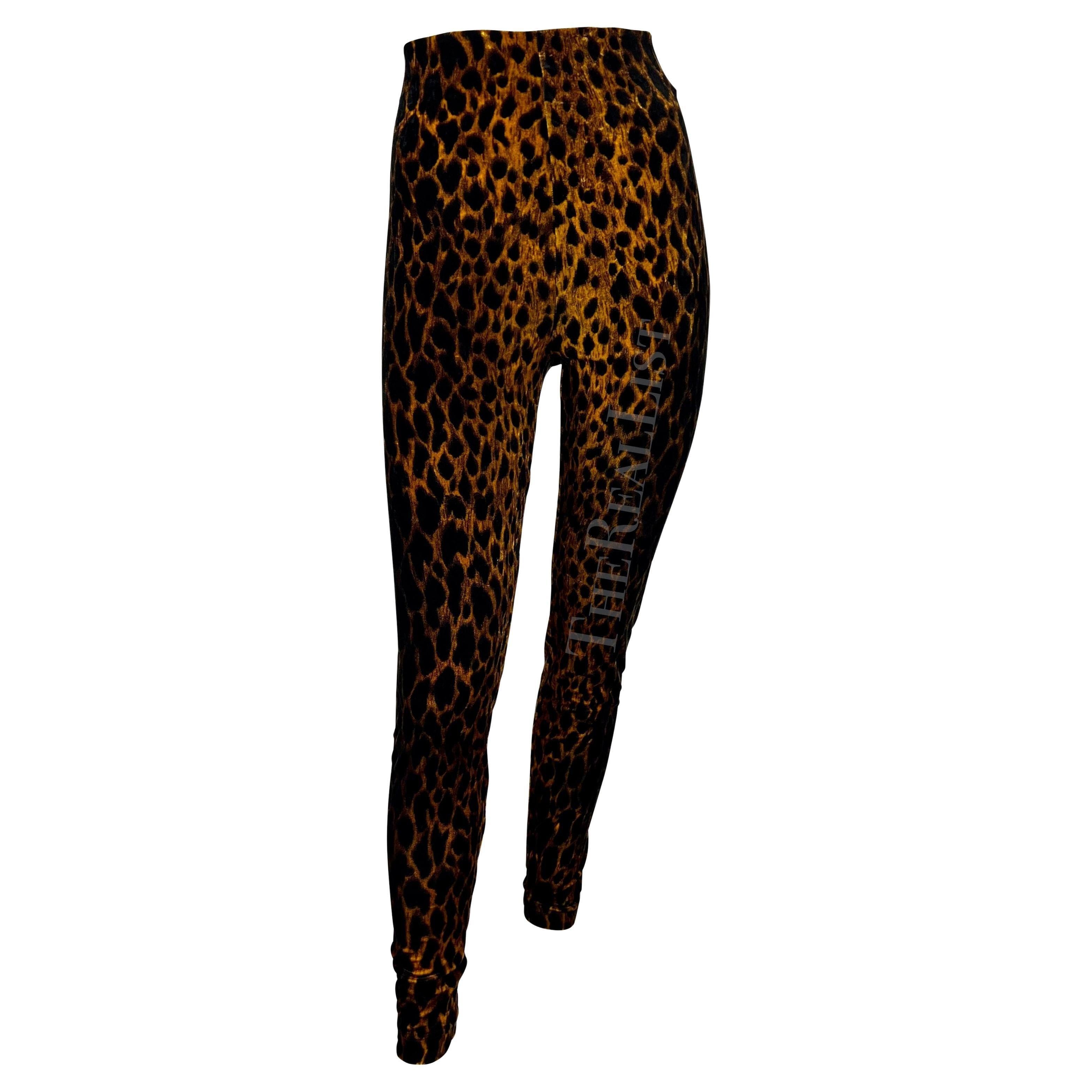 Gianni Versace Couture A/I 1992 Set di pantaloni in velluto con stampa ghepardo marrone in vendita 1