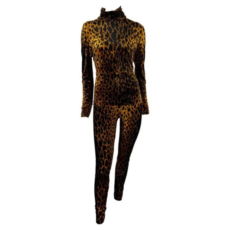 F/W 1992 Gianni Versace Couture Conjunto de pantalón de terciopelo con estampado de guepardo marrón