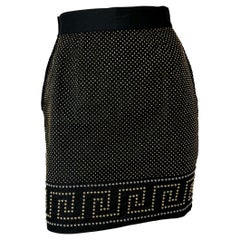 Gonna con borchie in Gianni Versace e chiave greca in lino nero per la P/E 1992