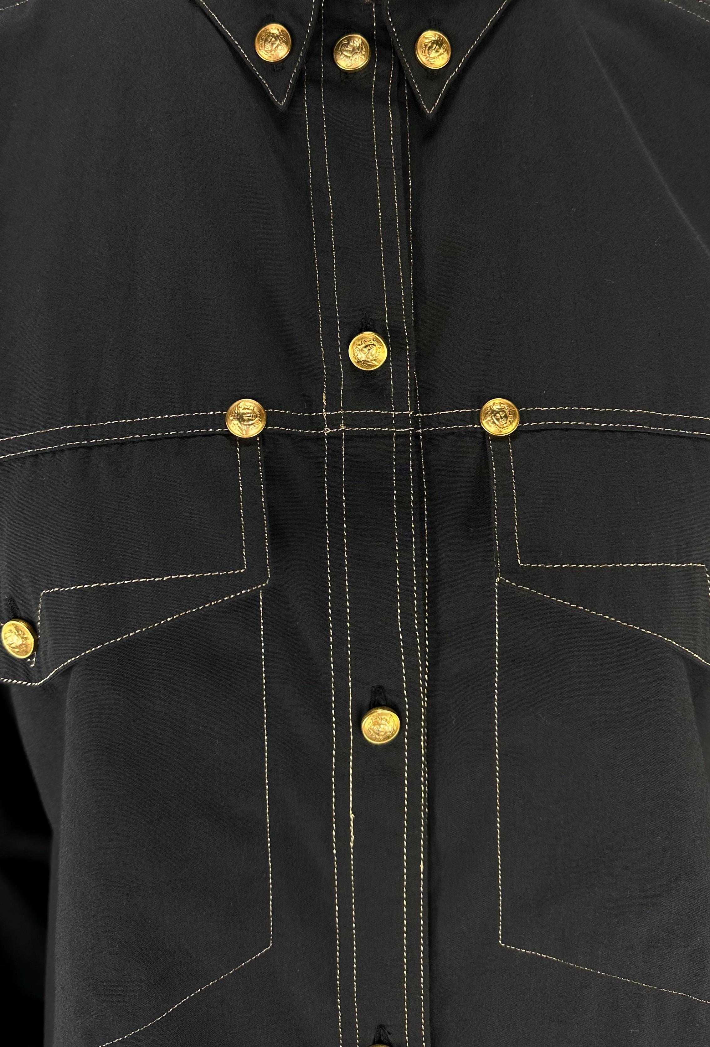 Wir präsentieren ein fabelhaftes schwarzes Hemd mit Knopfleiste von Gianni Versace, entworfen von Gianni Versace. Dieses vom Western inspirierte Hemd aus der Herbst/Winter-Kollektion 1992 ist mit goldfarbenen Versace Medusa Reliefknöpfen und Nieten