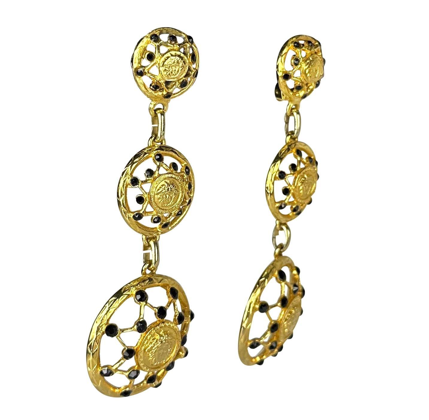 F/W 1992 Gianni Versace Boucles d'oreilles à clip avec logo Medusa en strass doré Bon état - En vente à West Hollywood, CA